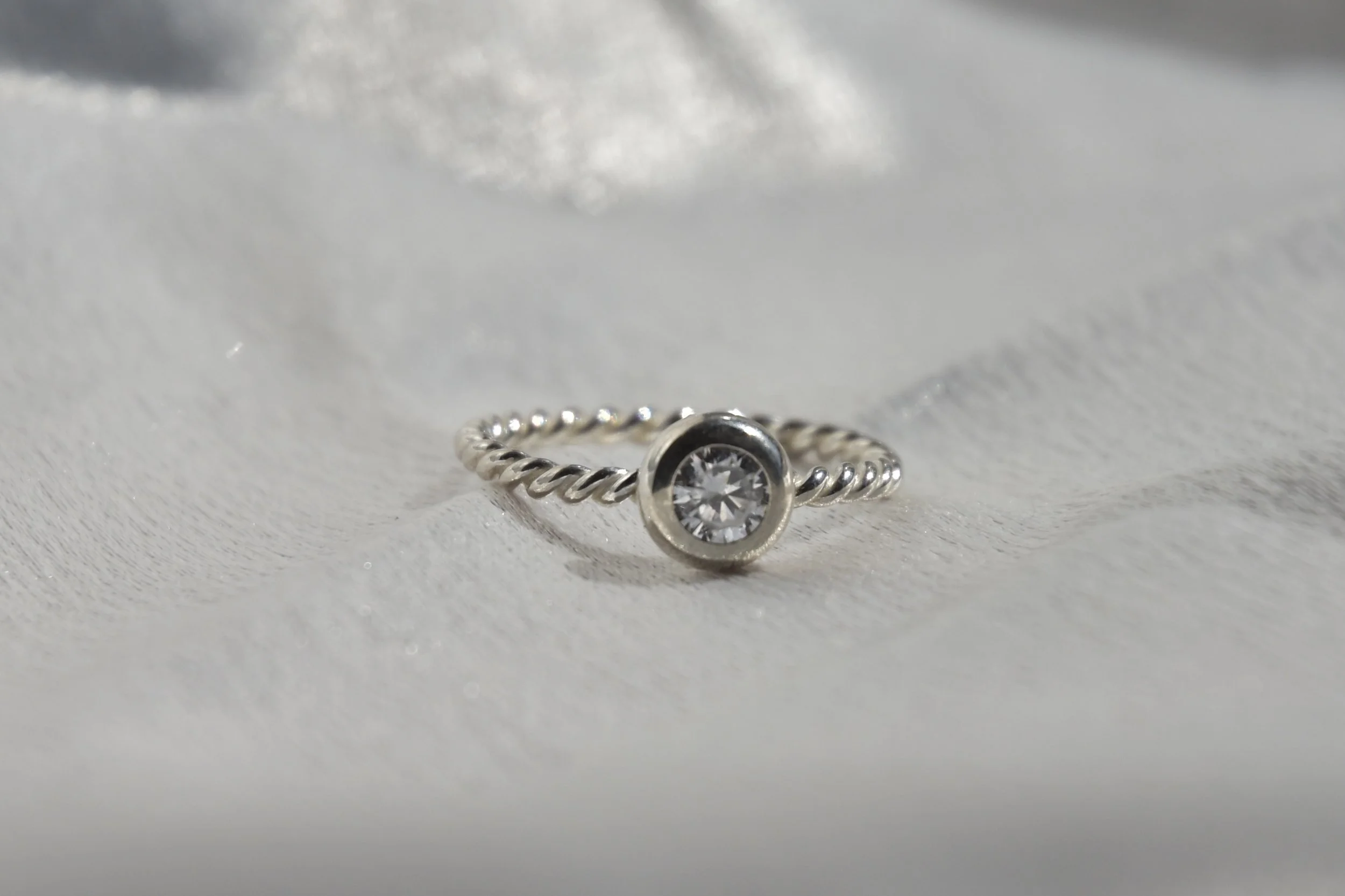 925 sterling zilveren ring met donutzetting en twist draad