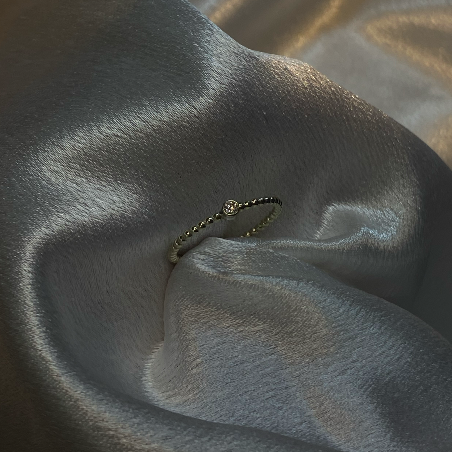 14 karaat geel gouden ring van pareldraad met een natuurlijke diamant