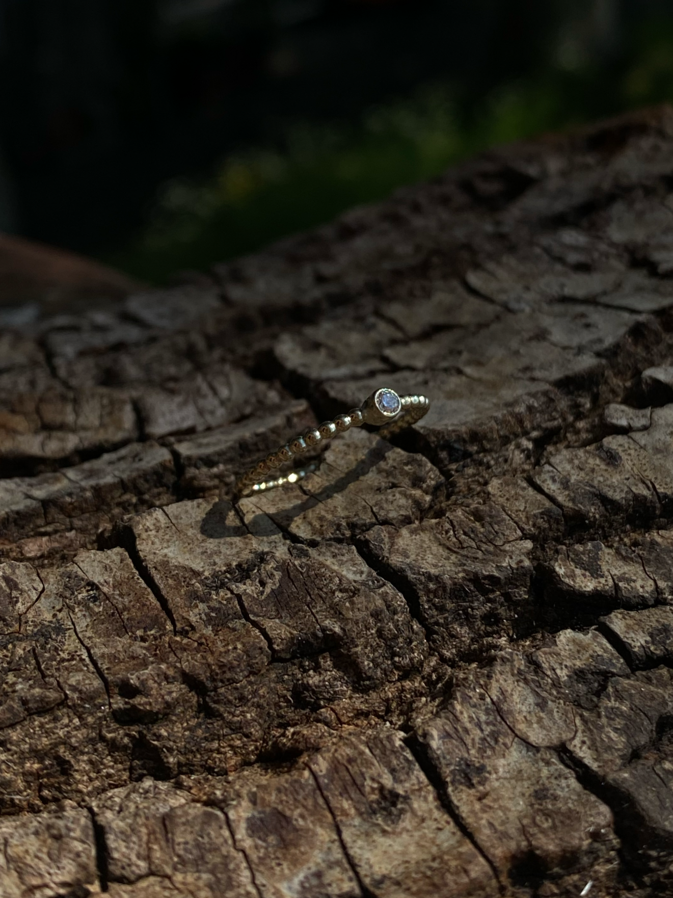 14 karaat geel gouden ring van pareldraad met een natuurlijke diamant