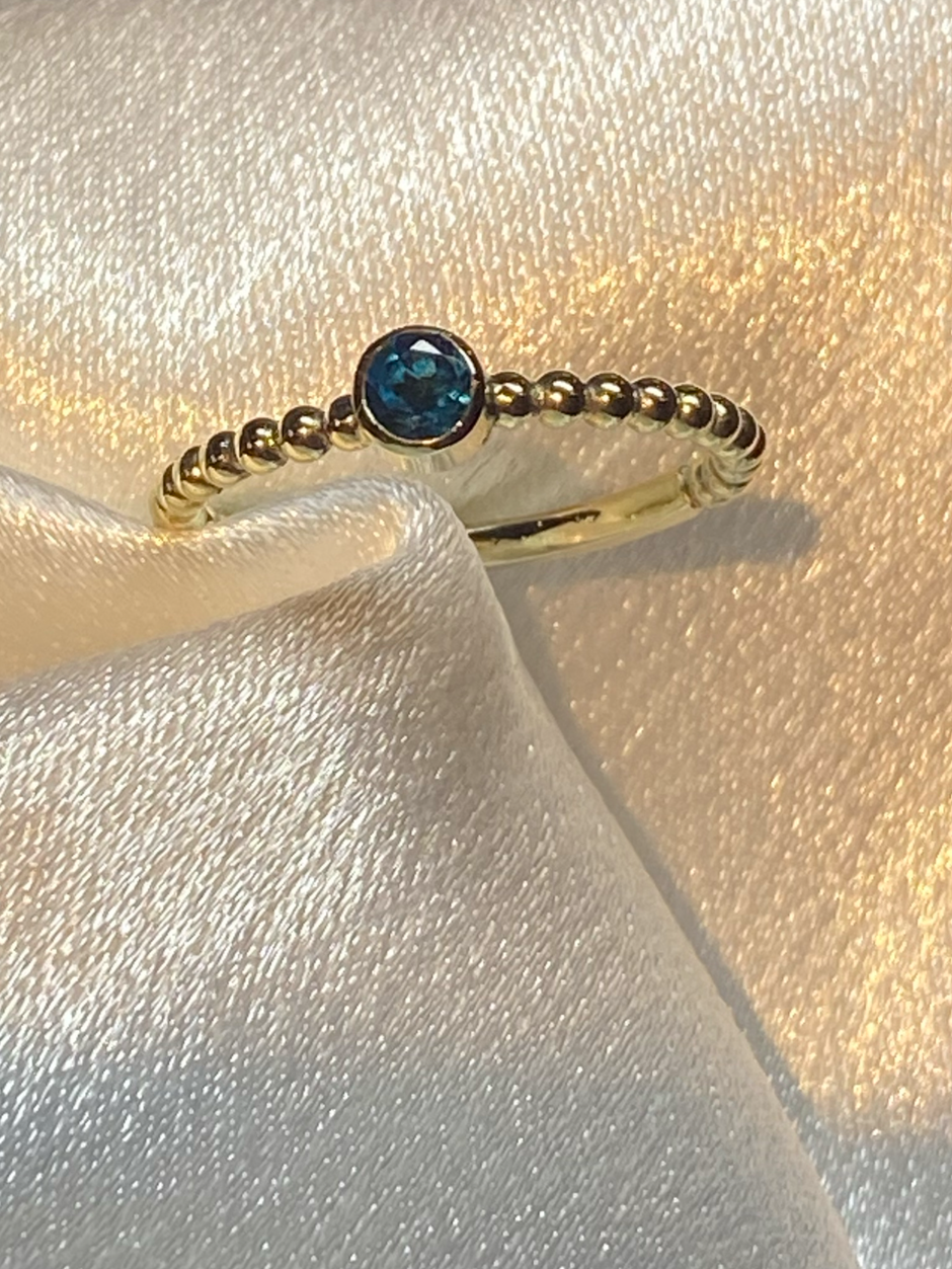 14 karaat geelgouden ring met een London blue topaas steen