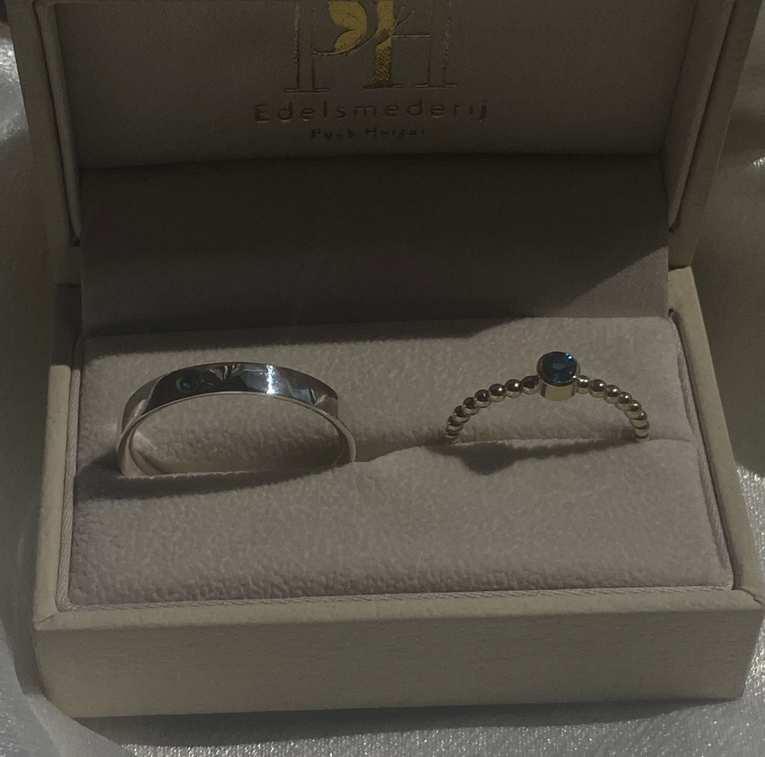 Ringen B&C, geelgoud met blauwtopaas en zilver met blauwtopaas en 3 gouden accenten