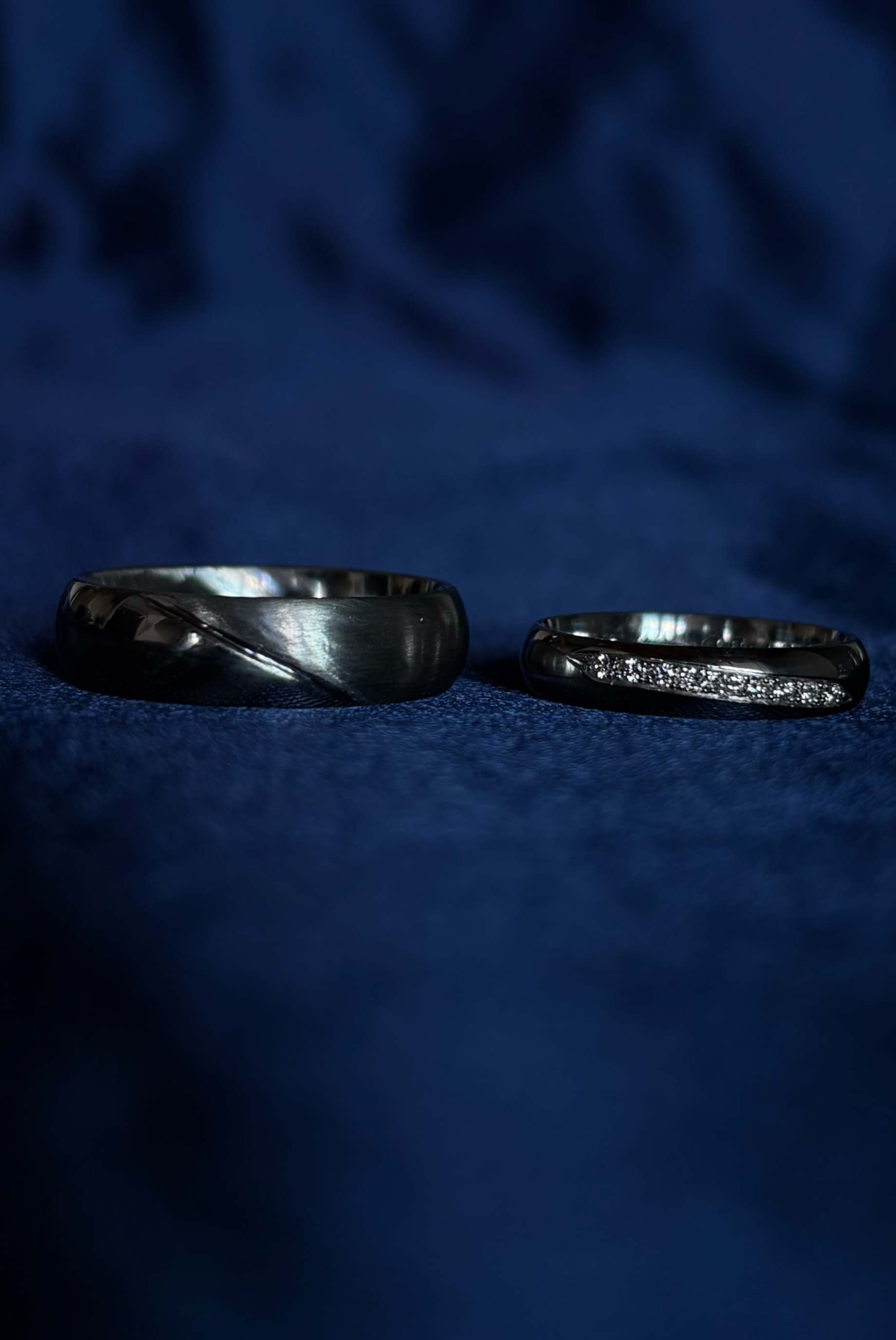 Ringen J&K, 14 karaat Wit Goud met 9 diamanten en een satijnen afwerking