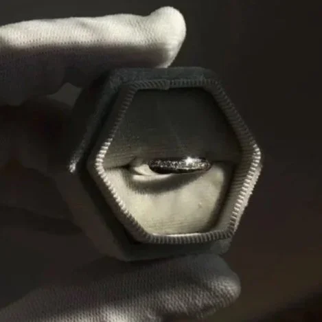 Ring J, Witgoud met 9 diamanten in een schuine pavé zetting. Speciaal voor HAAR.