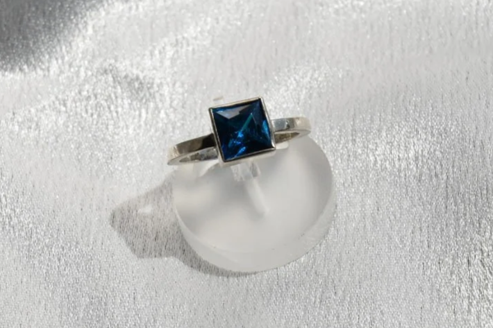 Caree ring, samen met chaton oorbellen