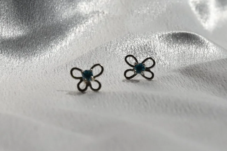 Vlinderchaton oorbellen, samen met de Caree ring