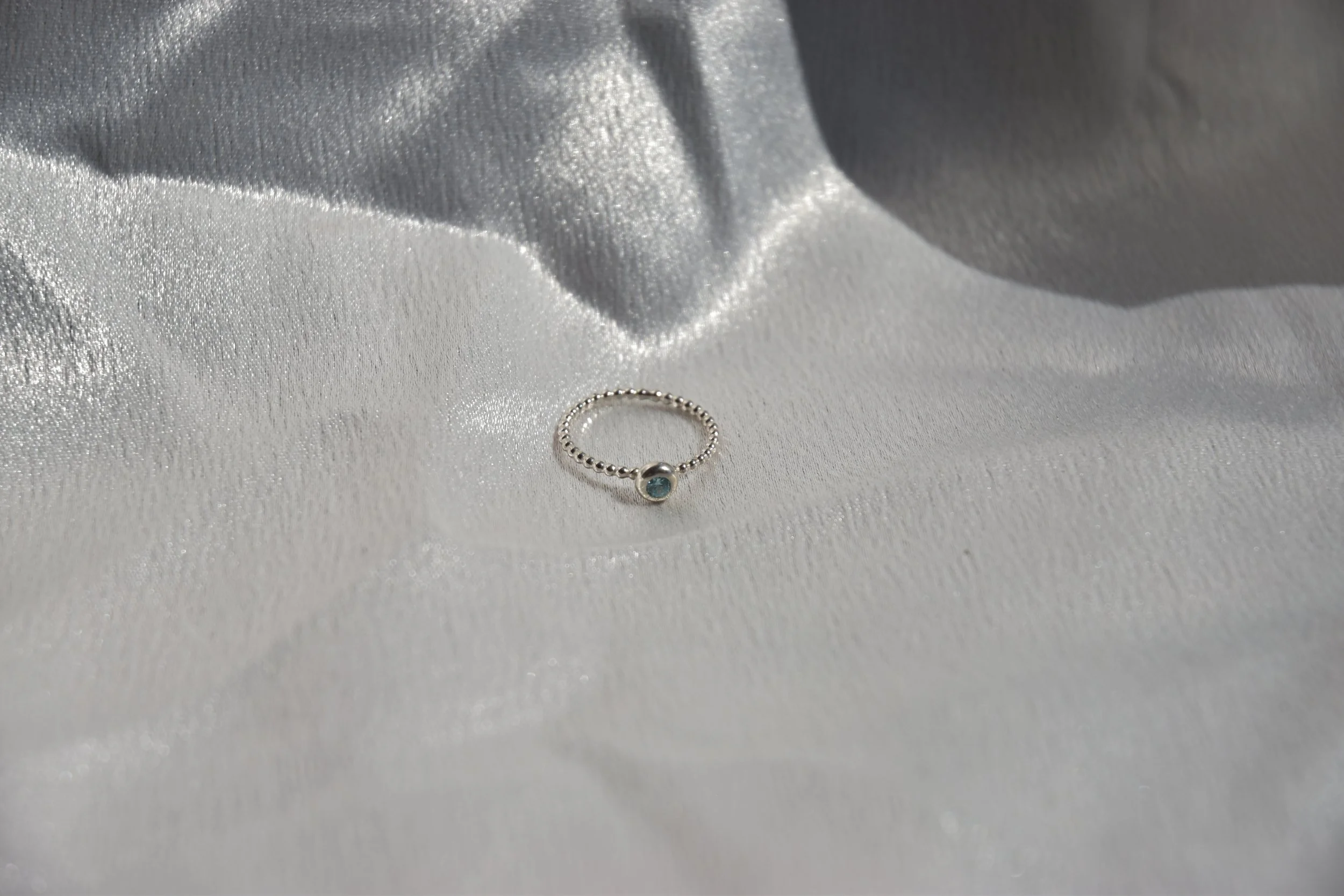 925 sterling zilveren ring met twist draad en een aquamarijn