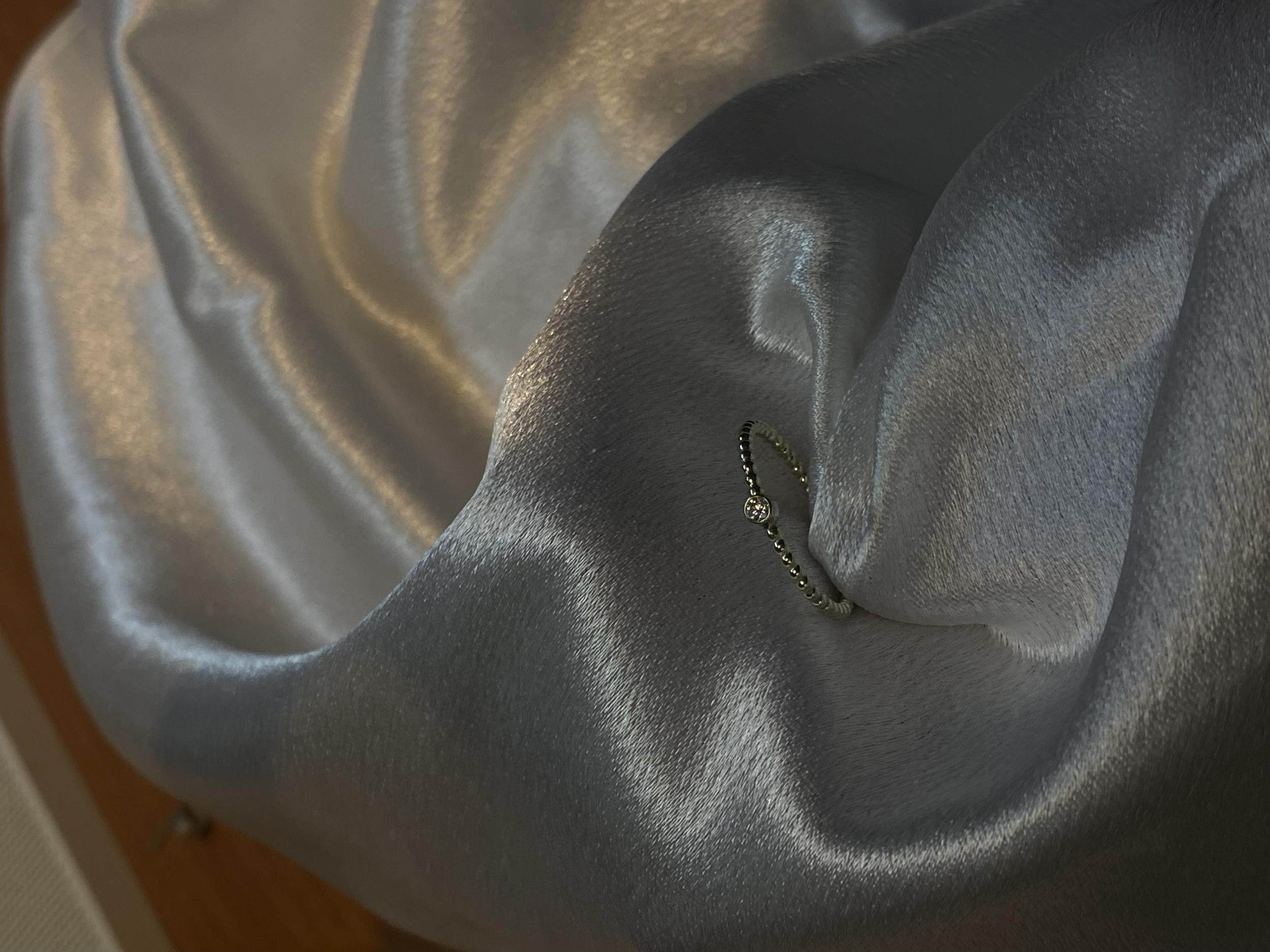 Ring van 14 kt geelgoud pareldraad met een diamant