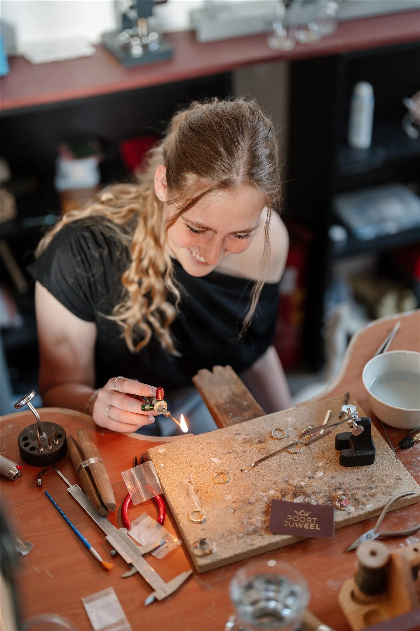 Goudsmid aan het werk in de werkplaats