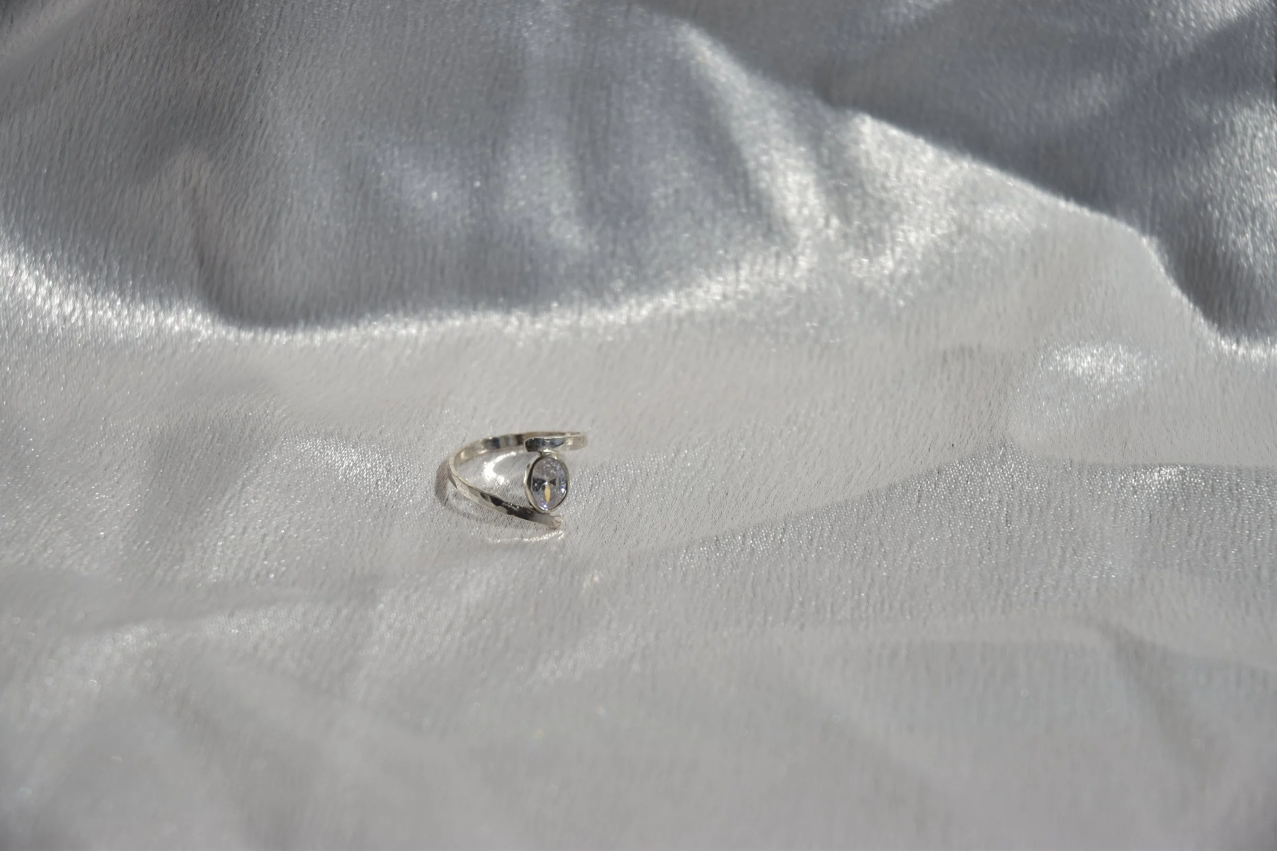 925 sterling zilveren ring met een gehamerde structuur en witte topaas