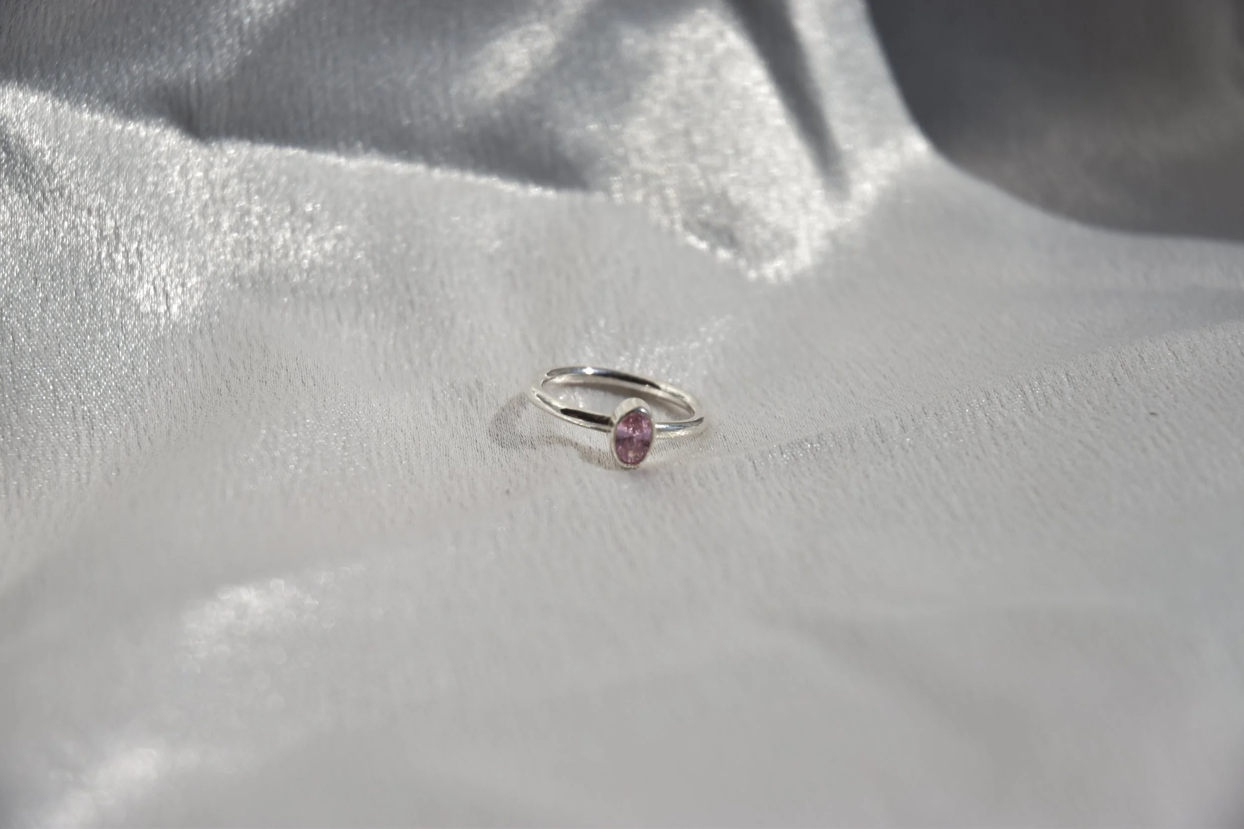 925 sterling zilveren ring met een roze spinel
