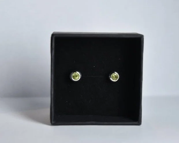 925 sterling zilveren oorknopjes met peridoot