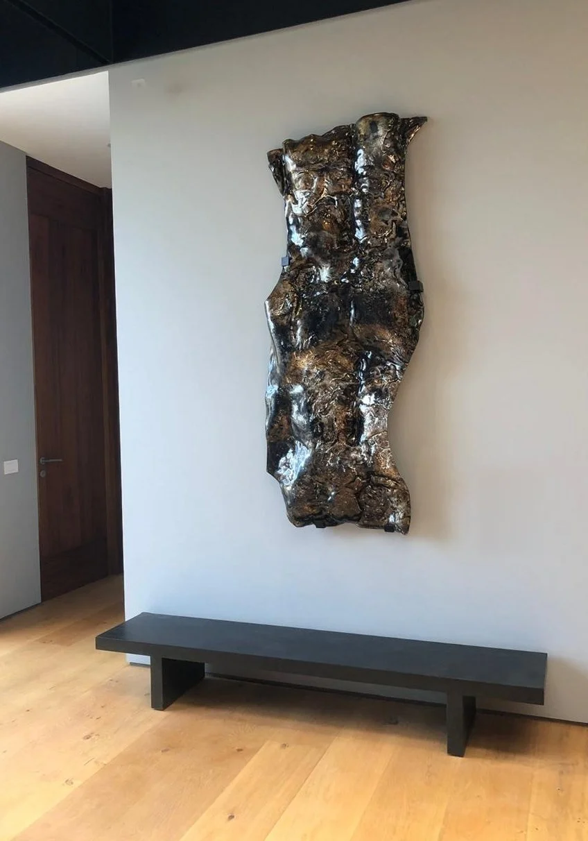 Kodama, kiln formed glass wall sculpture, wall mountd fused glass sculpture, silver plated glass, metallic texture, contemporary glass art, escultura de cristal fusionado, cristal plateado, arte en cristal, diseño de interiores, Santa Fe Mexico, 2022