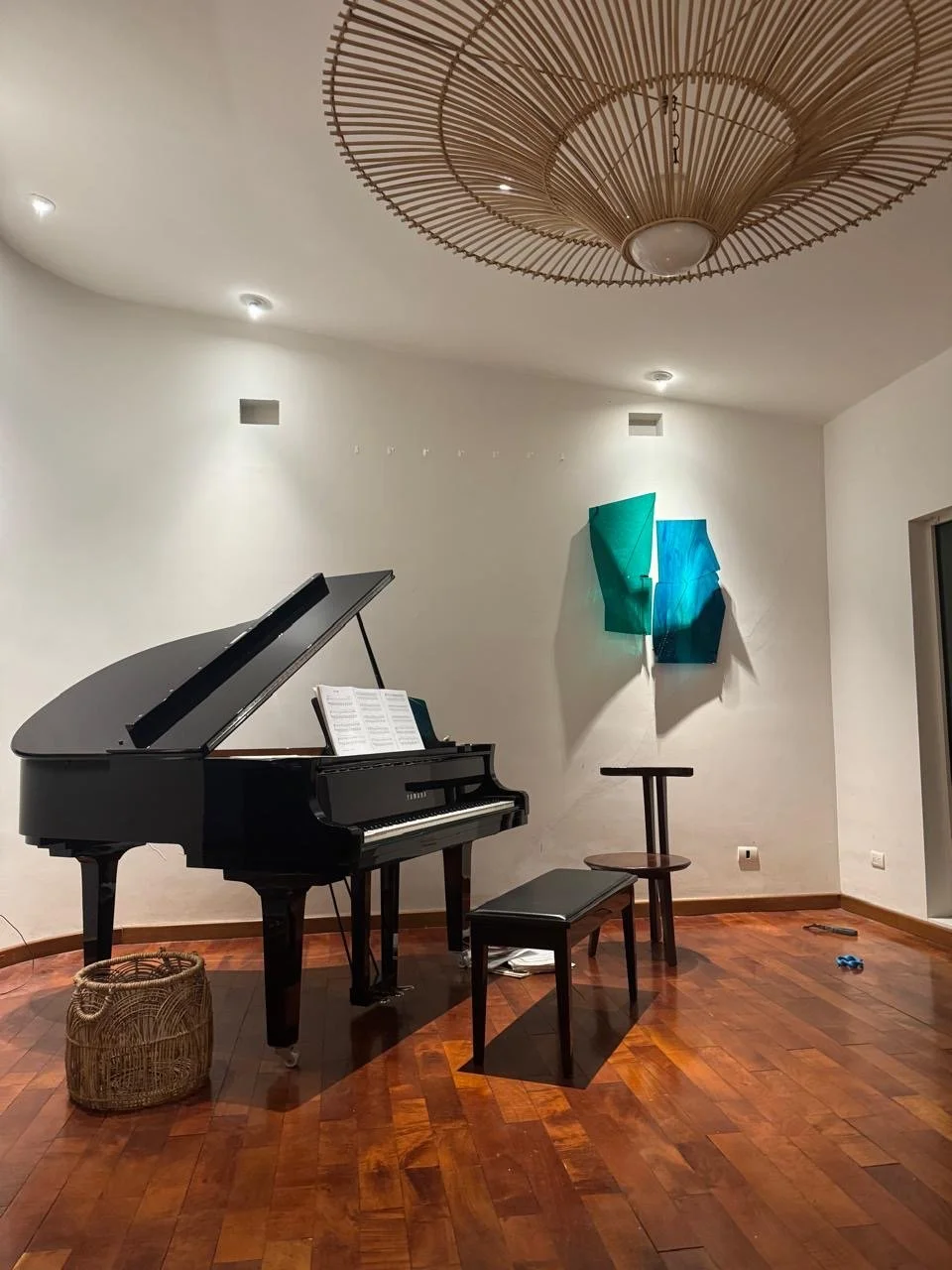 Prasino Ble, fused glass wall sculpture, two elements, teal and blue kiln formed glass, light and shadow art, contemporary glass art, escultura de cristal fusionado, arte en cristal, diseño de interiores residencial, Mexico, 2025