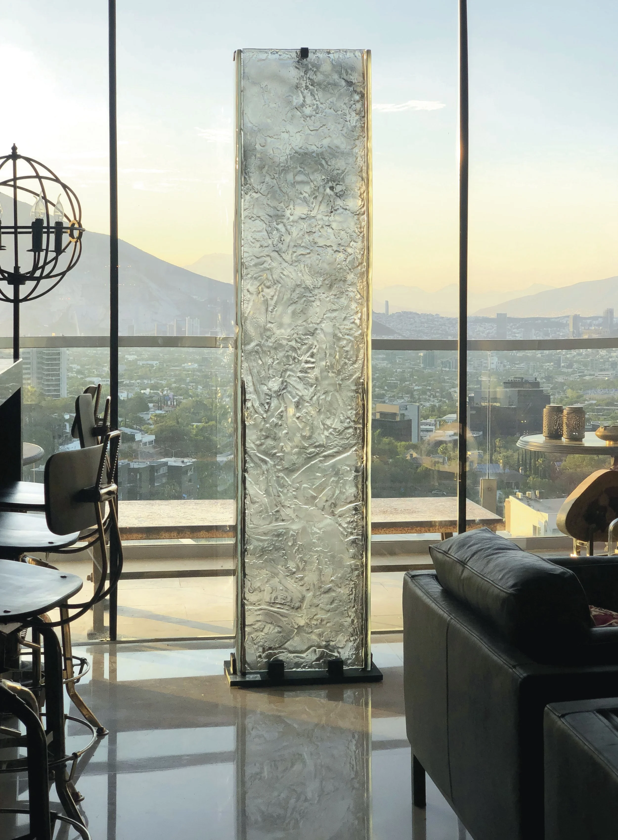 Anima Vitrea — kiln formed glass totem sculpture, four textured panels, silver nitrate finish, contemporary glass art, arte en cristal fusionado, diseño de interiores residencial, Monterrey Mexico, 2022