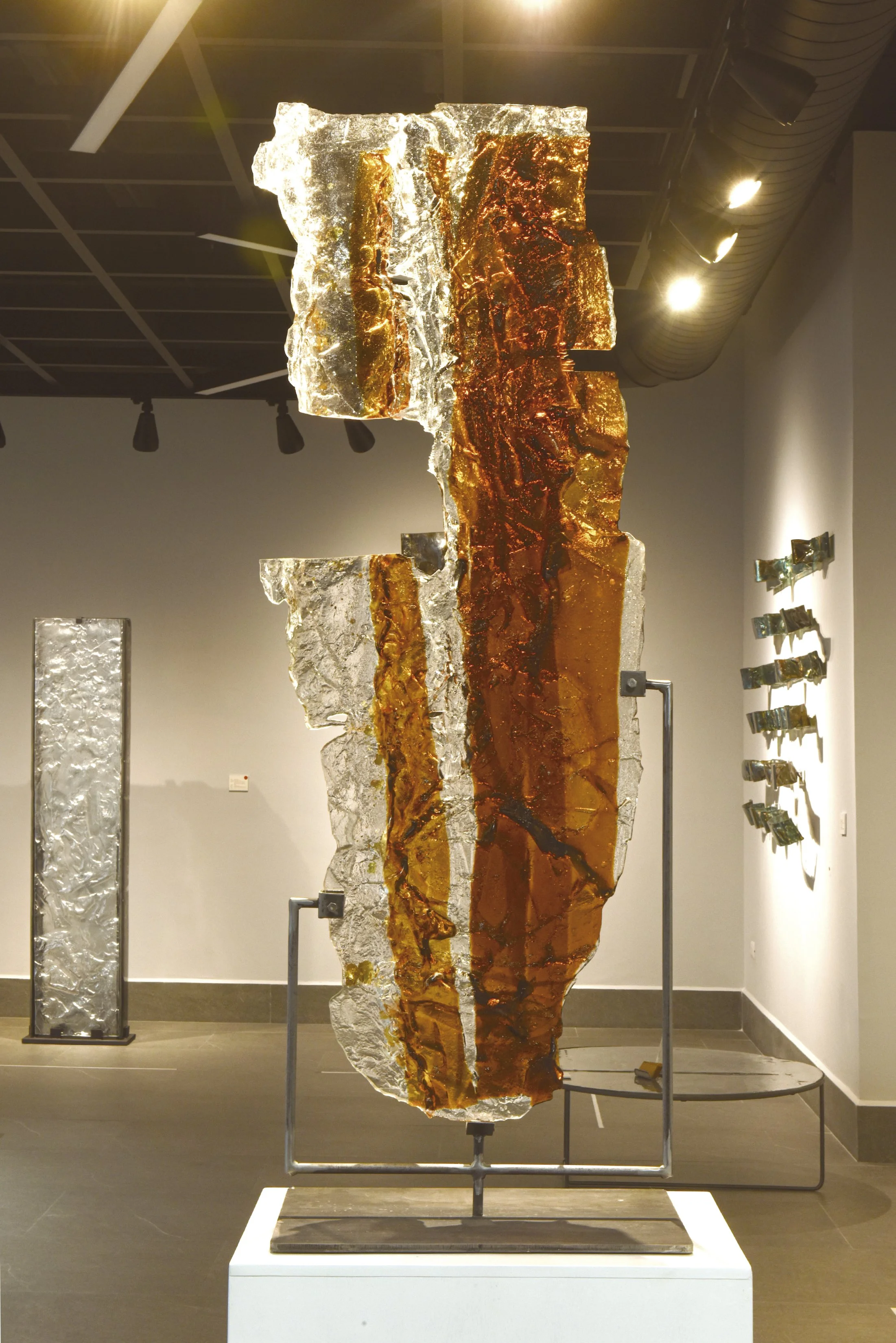 Chrysallis, kiln formed glass sculpture, amber and transparent COE 96 glass, copper threads, 24K liquid gold, contemporary glass art, escultura de cristal fusionado, arte en cristal, gran formato, interiorismo, Mexico