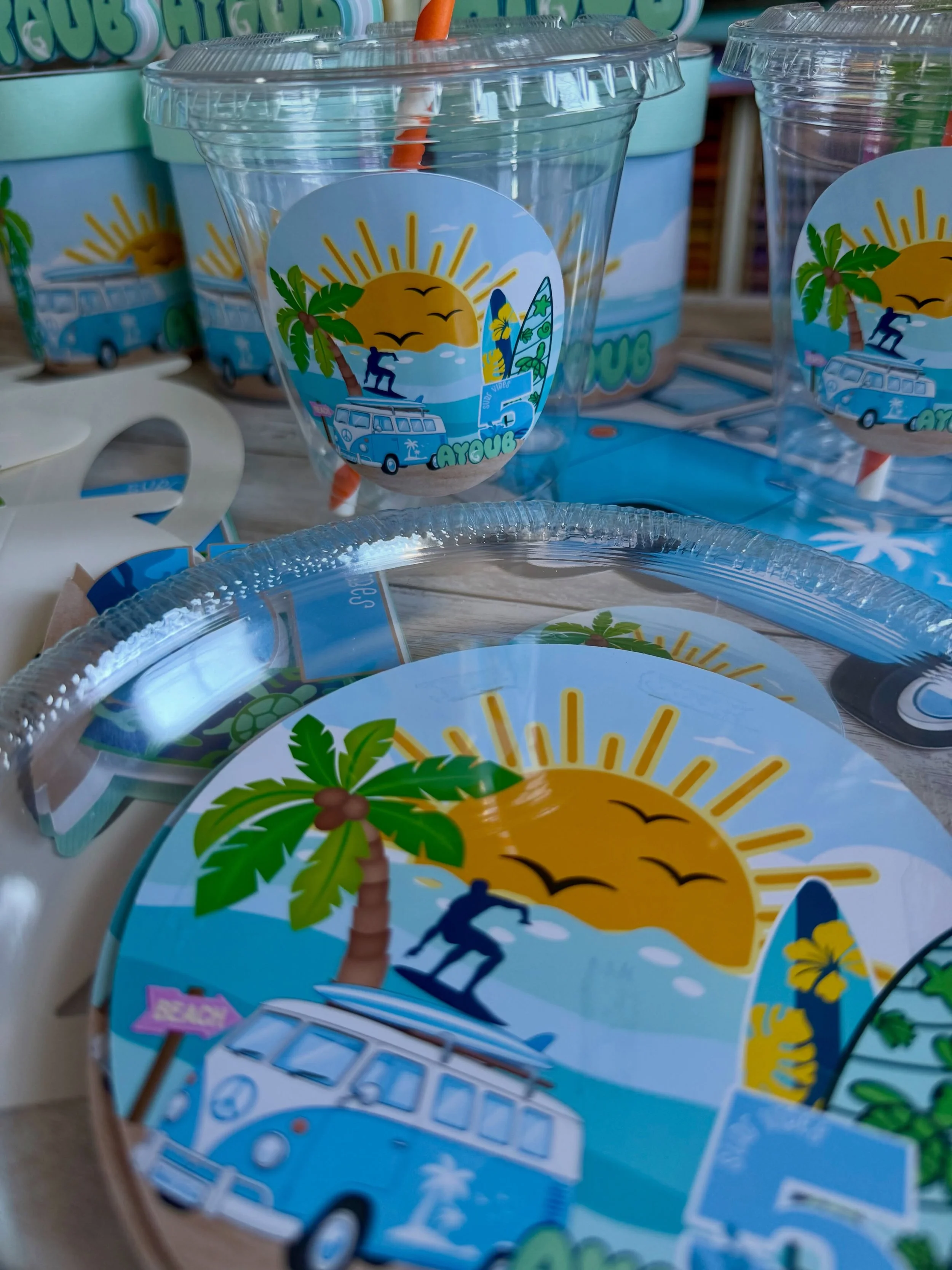 🌊🏄&zwj;♀️ SURF BEACH PARTY VIBES! 🏄&zwj;♂️🌴

This Surf Beach theme was SO much fun to create! 💕🌊 I&rsquo;m loving all these bright, happy colors! From the personalized favor boxes to the plates, cups &amp; Pringles cans, every little detail was