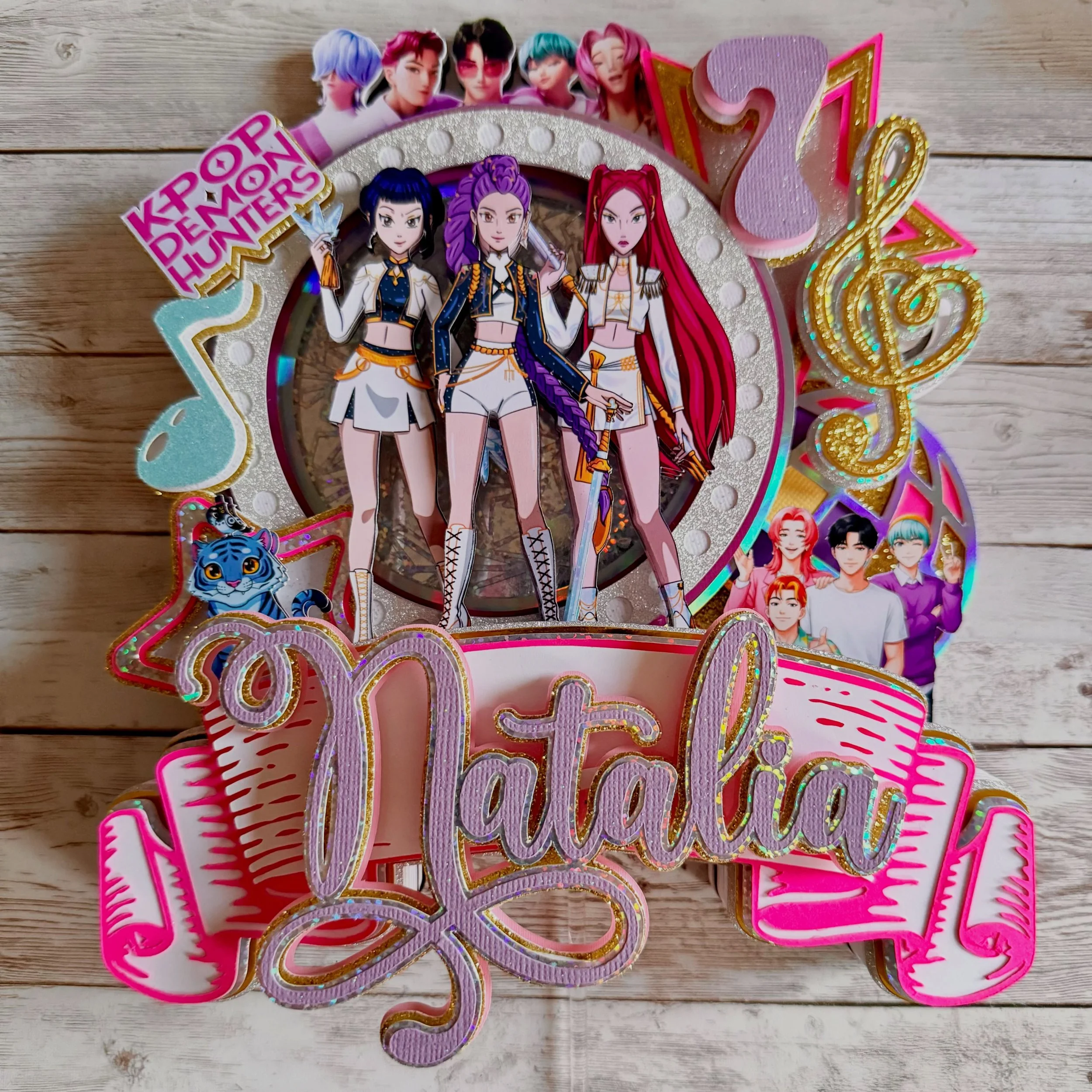 🎤🔥 THE PARTY JUST ENTERED ITS K-POP ERA! 🔥🎤

Ready to level up the celebration? ✨ This K-Pop Demon Hunters-inspired cake topper brings all the fierce, colorful, superstar energy straight to the cake! 💜🩷

Perfect for birthdays, themed parties, a