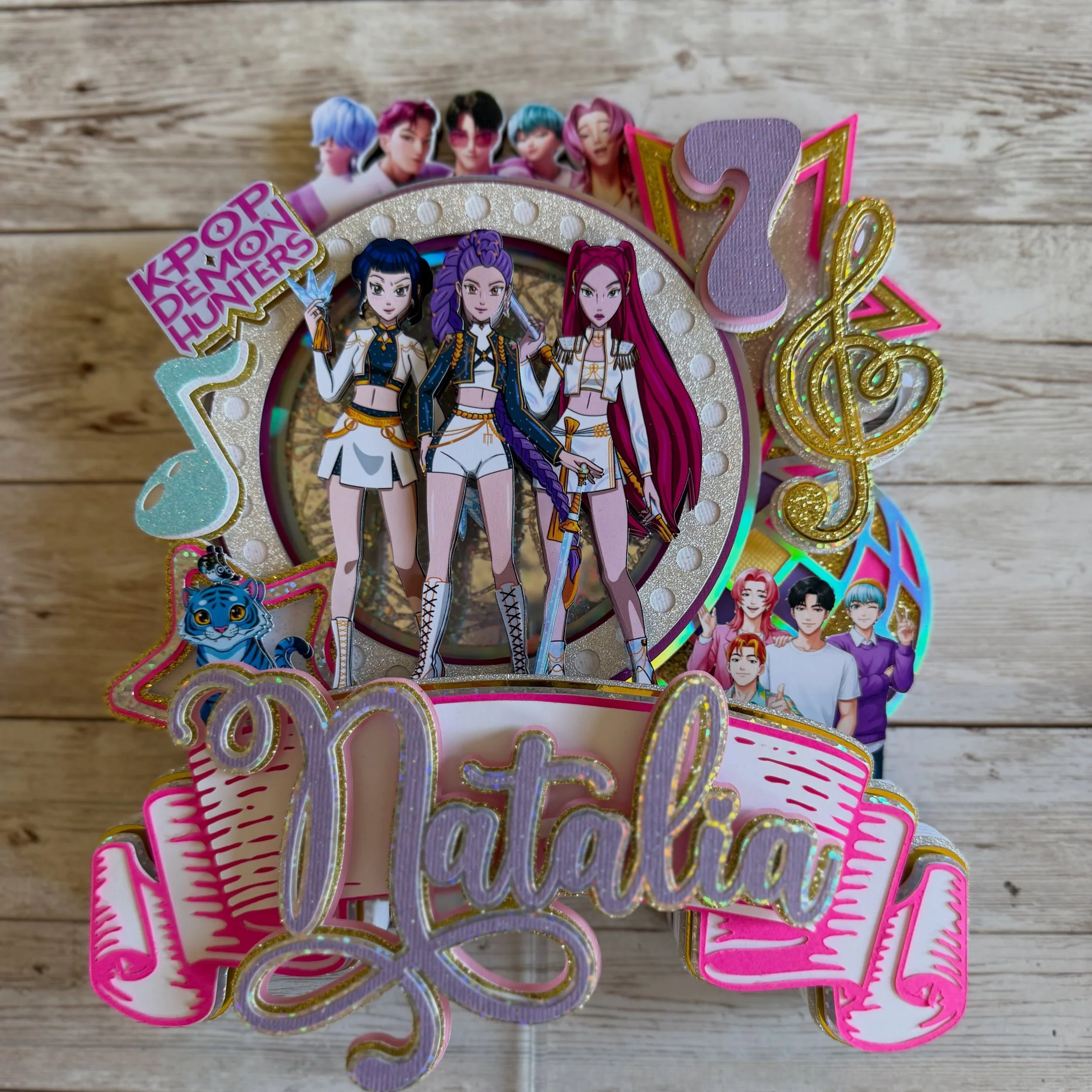 ✨ YOUR CAKE DESERVES ITS OWN COMEBACK ✨

🎤💜 The spotlight is ON! This K-Pop Demon Hunters-inspired cake topper is ready to turn any birthday cake into the main stage. 🎂🔥

Bold colors, fierce vibes, and ALL the K-pop energy! 💕 Whether you&rsquo;r