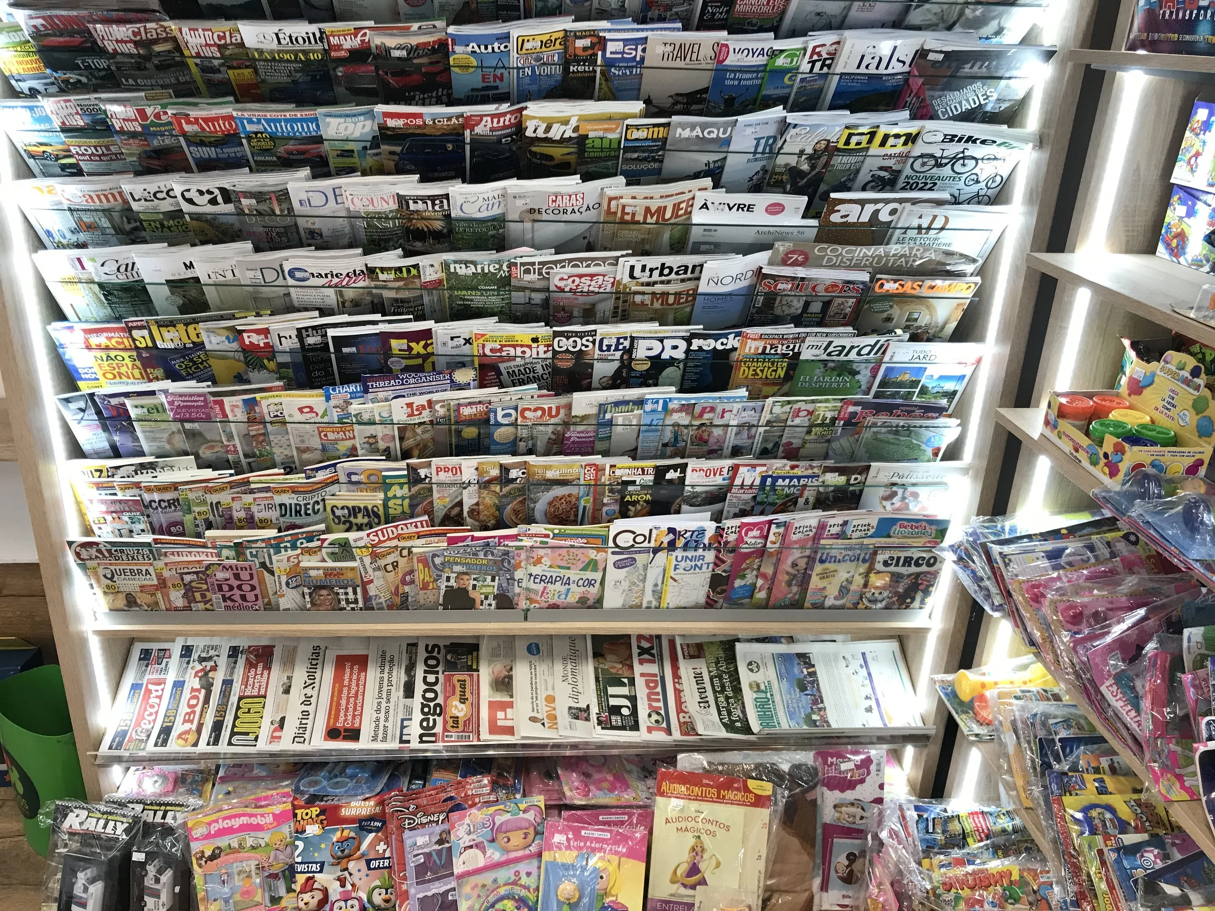 Expositor com jornais e revistas