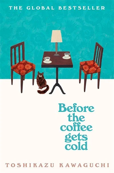 Capa do livro com duas cadeiras, uma mesa com um abajur e duas xícaras de café, um gato sentado ao lado da mesa, fundo azul com texto destacado.