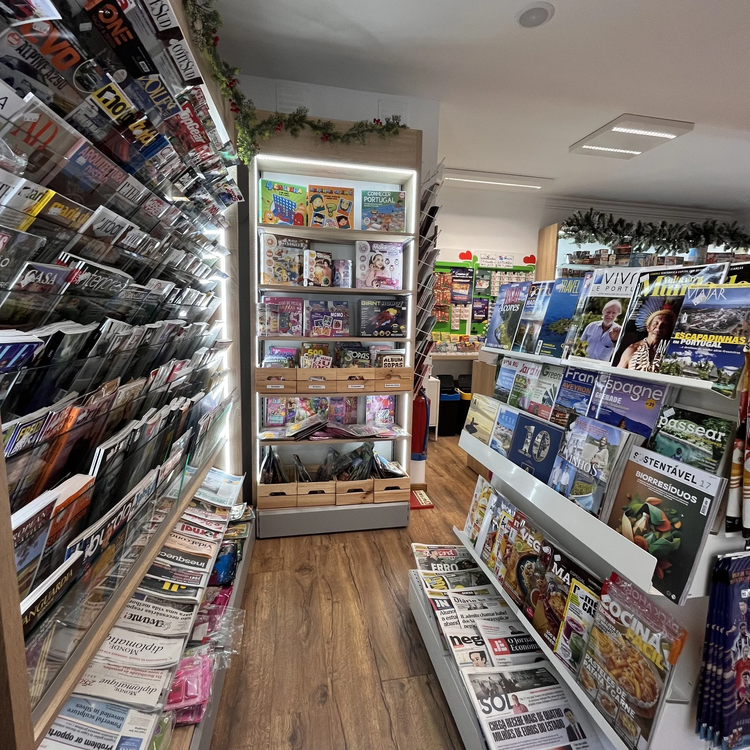 Seção de revistas e jornais em uma livrarial.