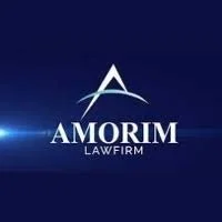 Logotipo do escritório de advocacia Amorim Law Firm com uma letra A estilizada acima do nome.