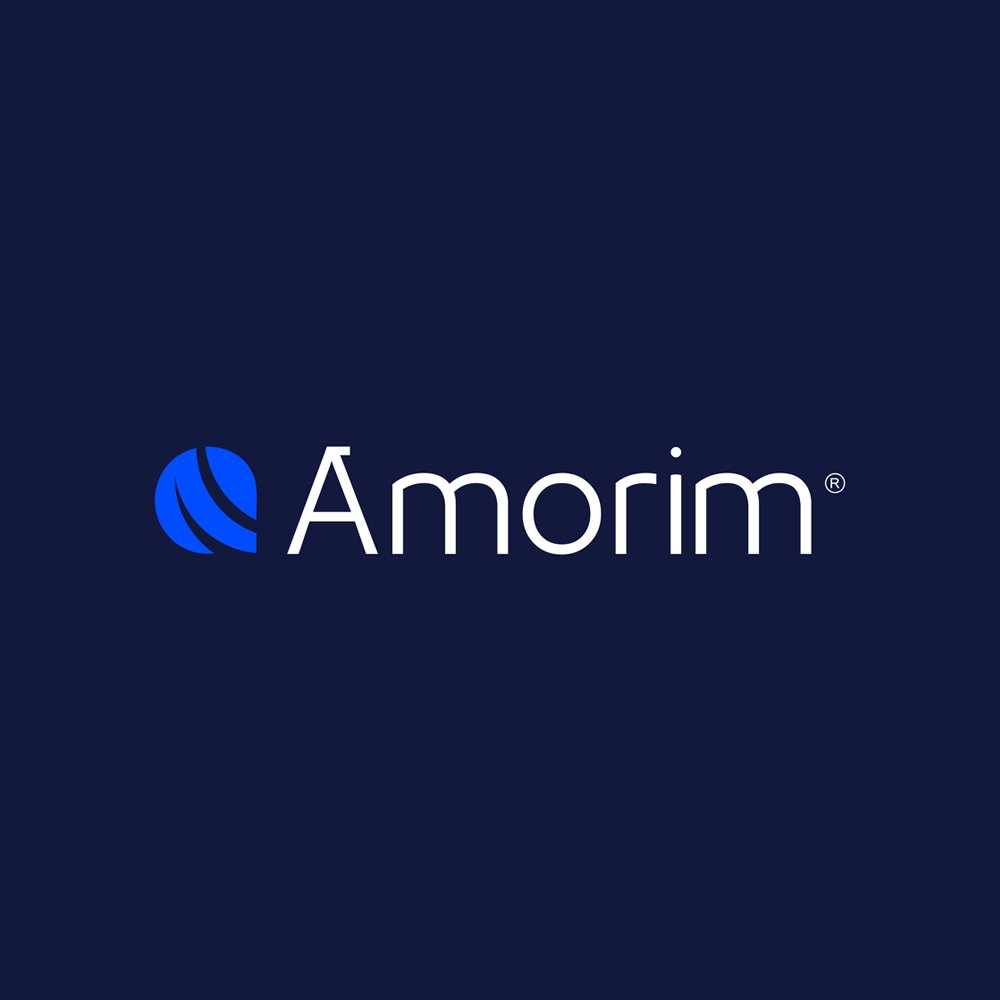 Logo da Amorim com símbolo azul escuro e nome branco sobre fundo azul escuro.