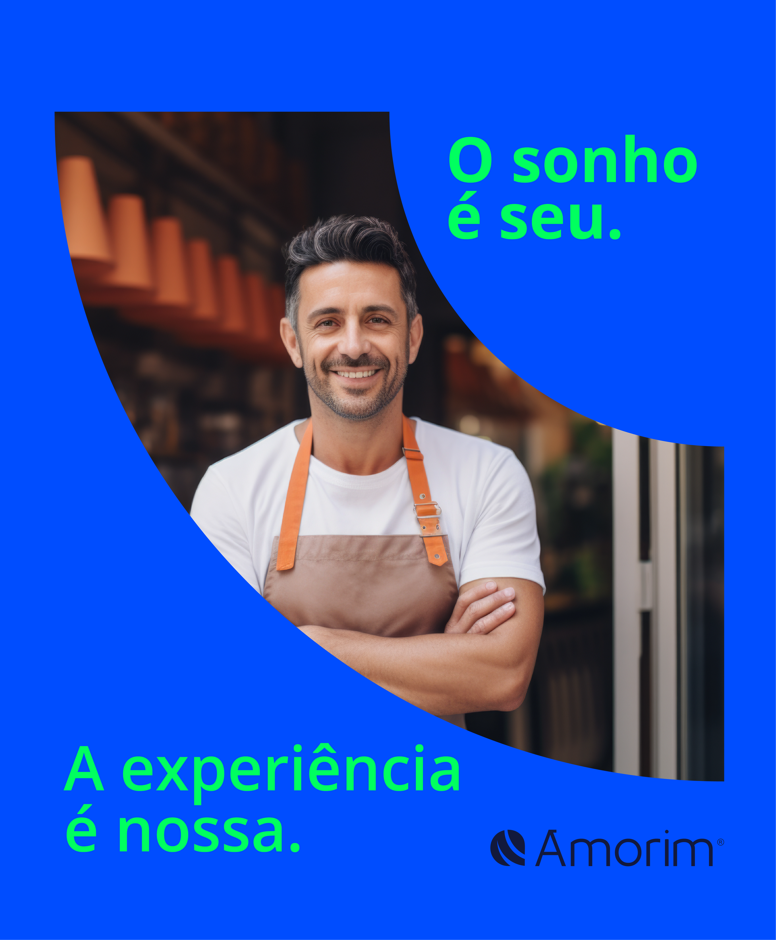 Homem sorridente usando avental em ambiente de loja ou supermercado. Fundo com prateleiras de produtos e iluminação quente. Texto verde ao lado: 'O sonho é seu. A experiência é nossa'. Logo da Amorim na parte inferior direita.