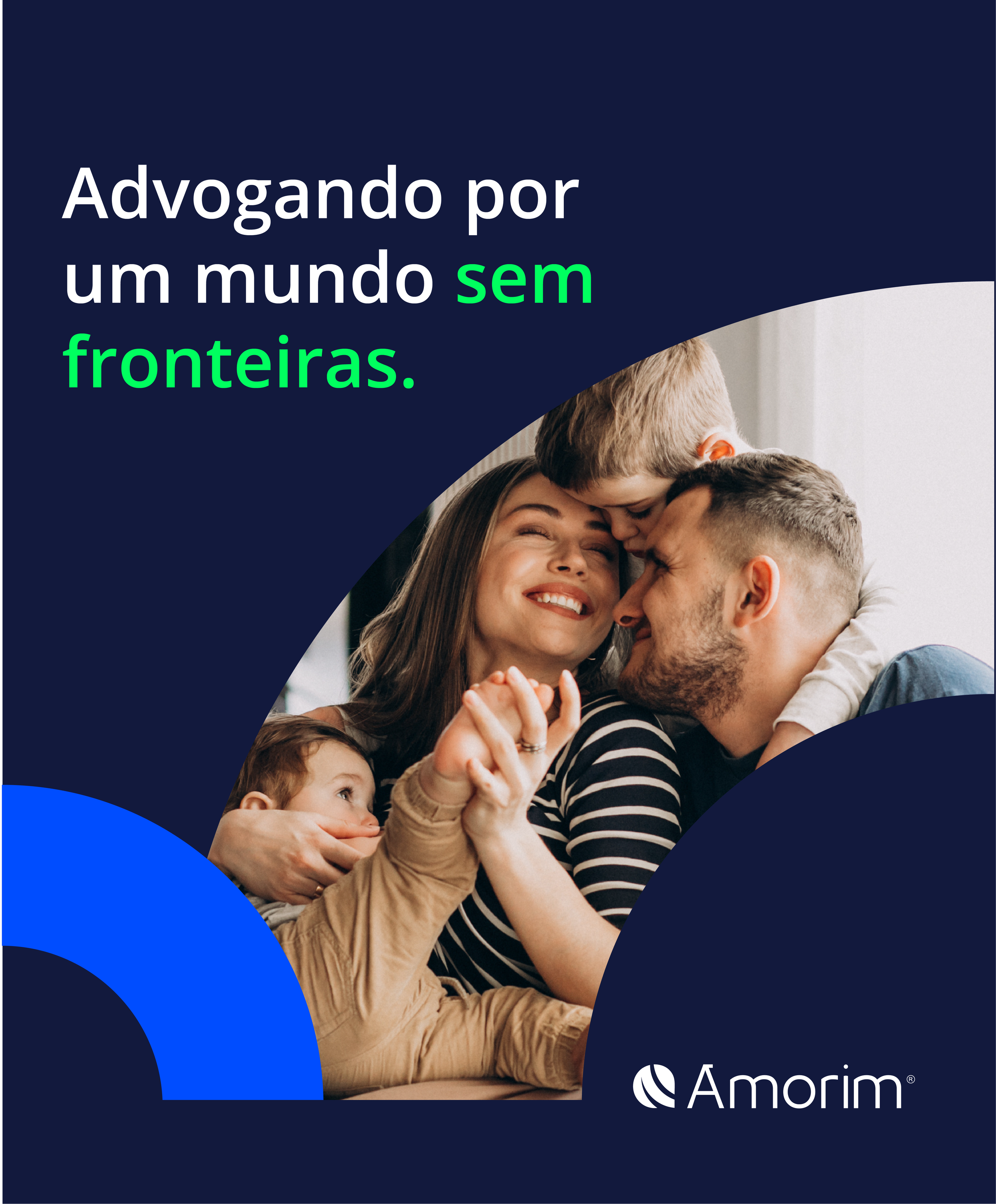 Imagem de uma família se abraçando com sorrisos felizes. Texto na imagem: 'Advogando por um mundo sem fronteiras.' Logo da Amorim no canto inferior direito.