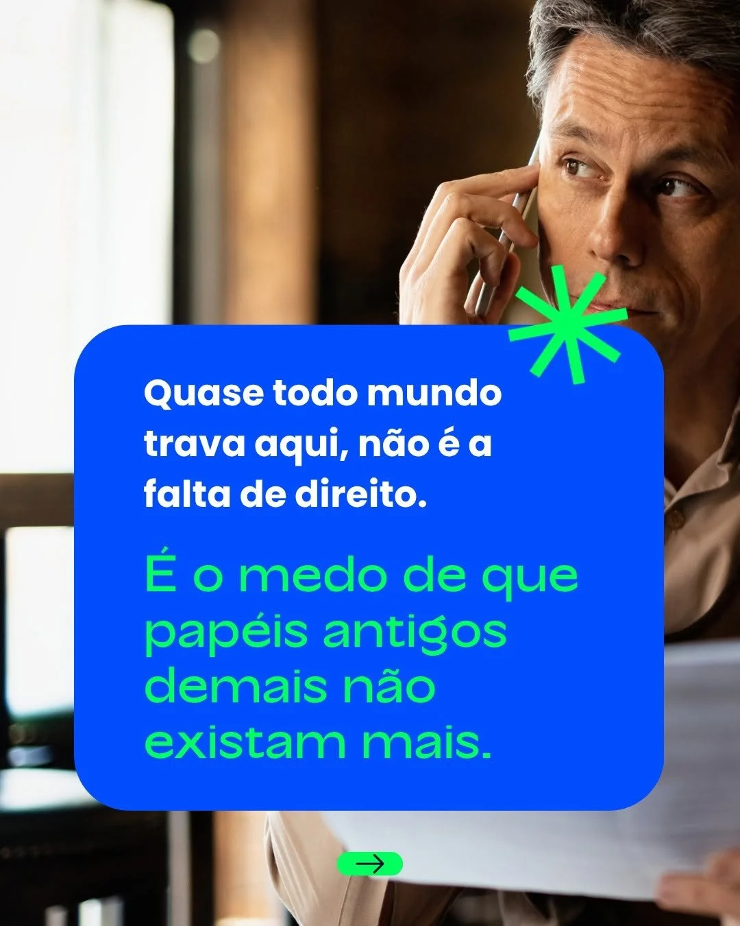 Homem de cabelos grisalhos segurando um telefone no ouvido, com uma tela azul com uma citação em português sobre o medo de que papéis antigos desapareçam.