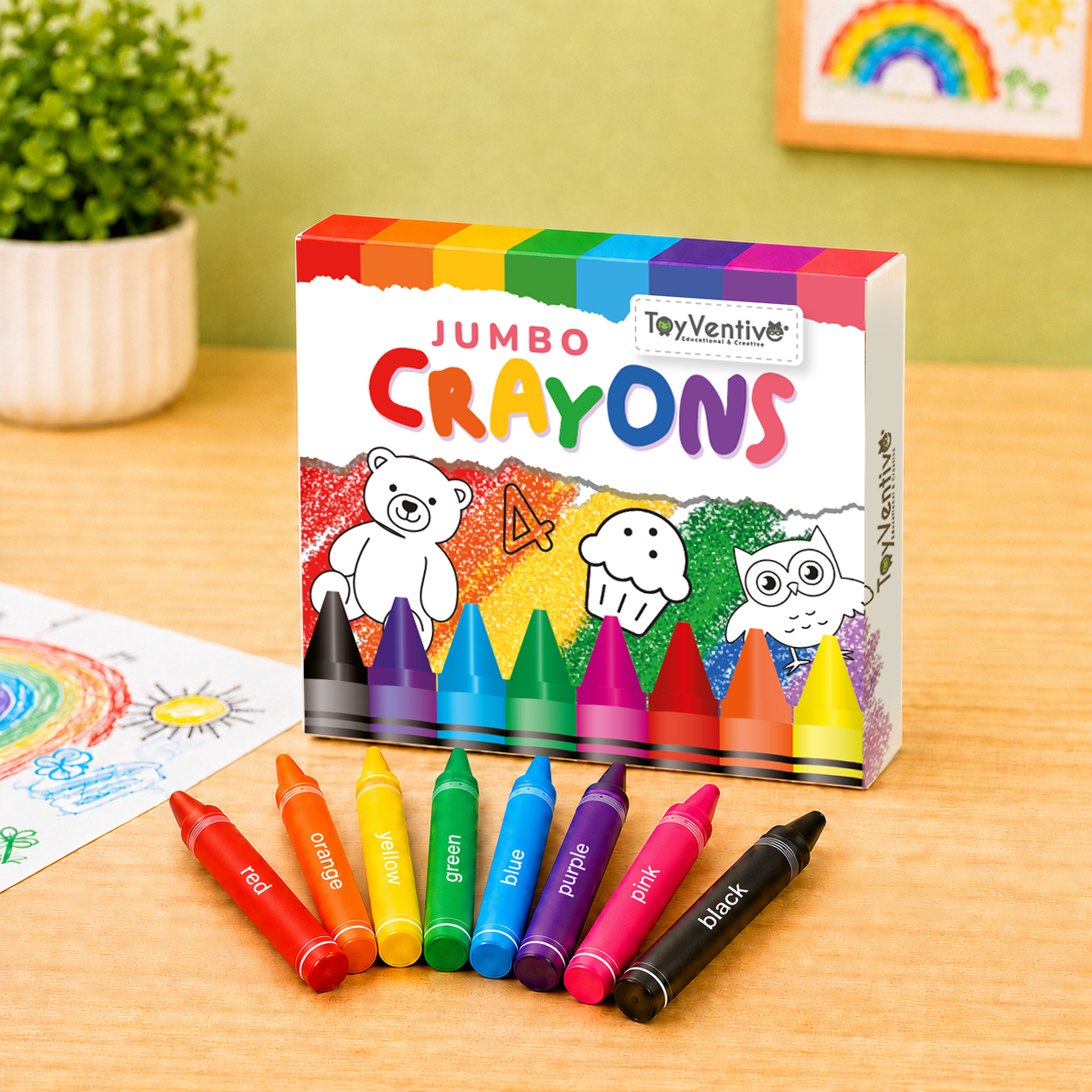 Caixa de giz de cera coloridos com rótulos de cores, exibindo uma folha de papel com desenhos coloridos feitos por uma criança, ao lado de uma planta decorativa