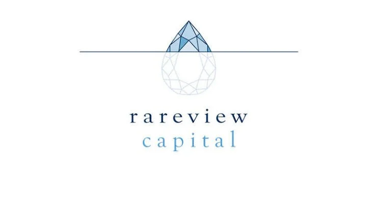 Logo com um cristal azul e o texto "rareview capital".