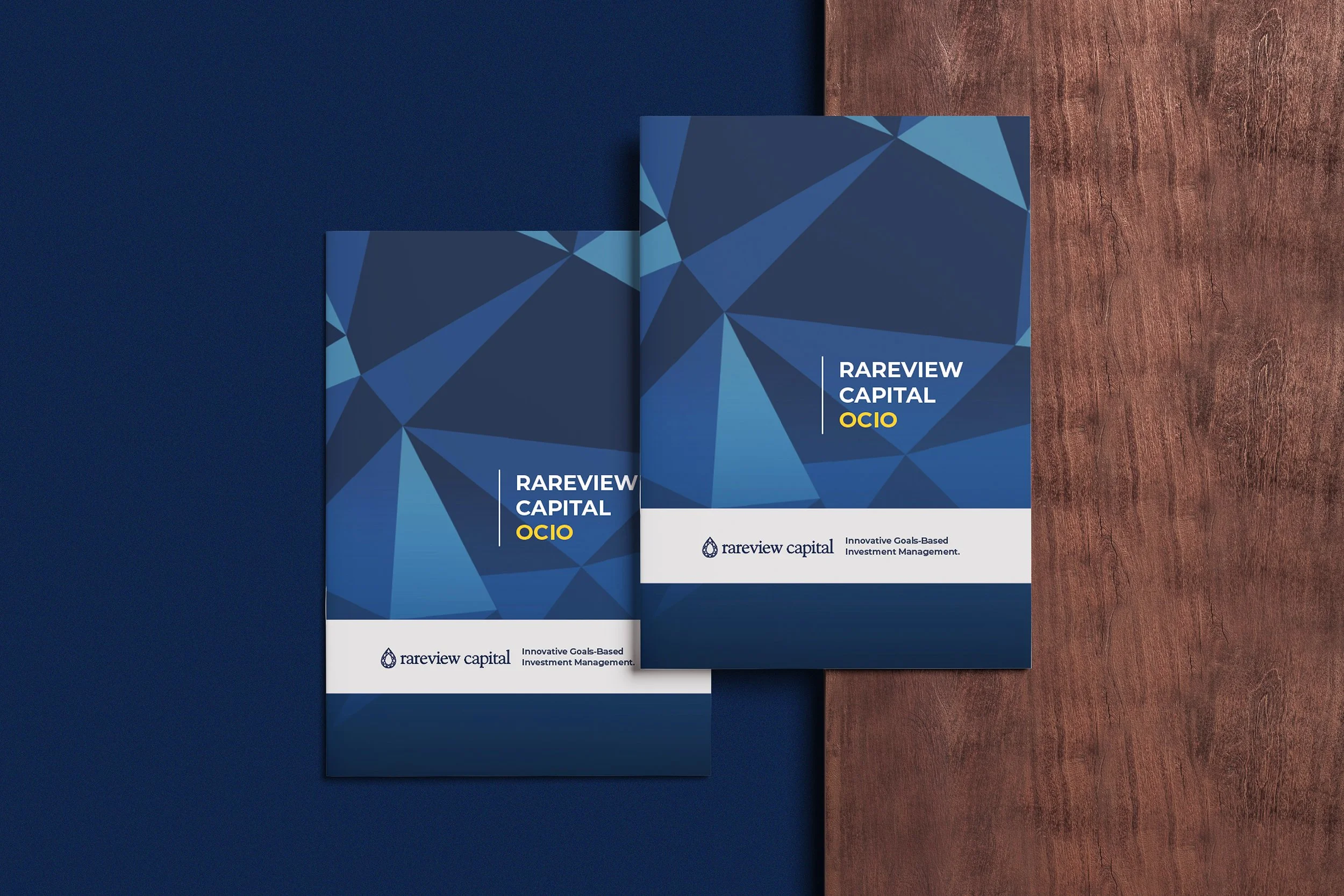 Folhas de papel ou brochuras com o título 'Rareview Capital Ocio' sobre uma mesa de madeira e um fundo azul escuro.