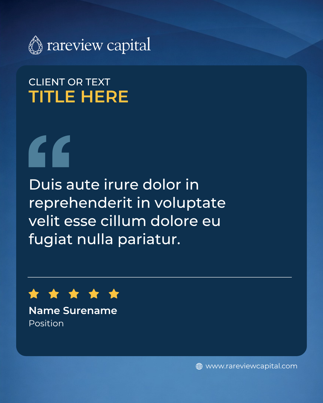 Template de avaliação ou depoimento de cliente com espaço para título, citação, estrelas de avaliação, nome e cargo, e site da empresa, com cores azul escuro e azul claro.