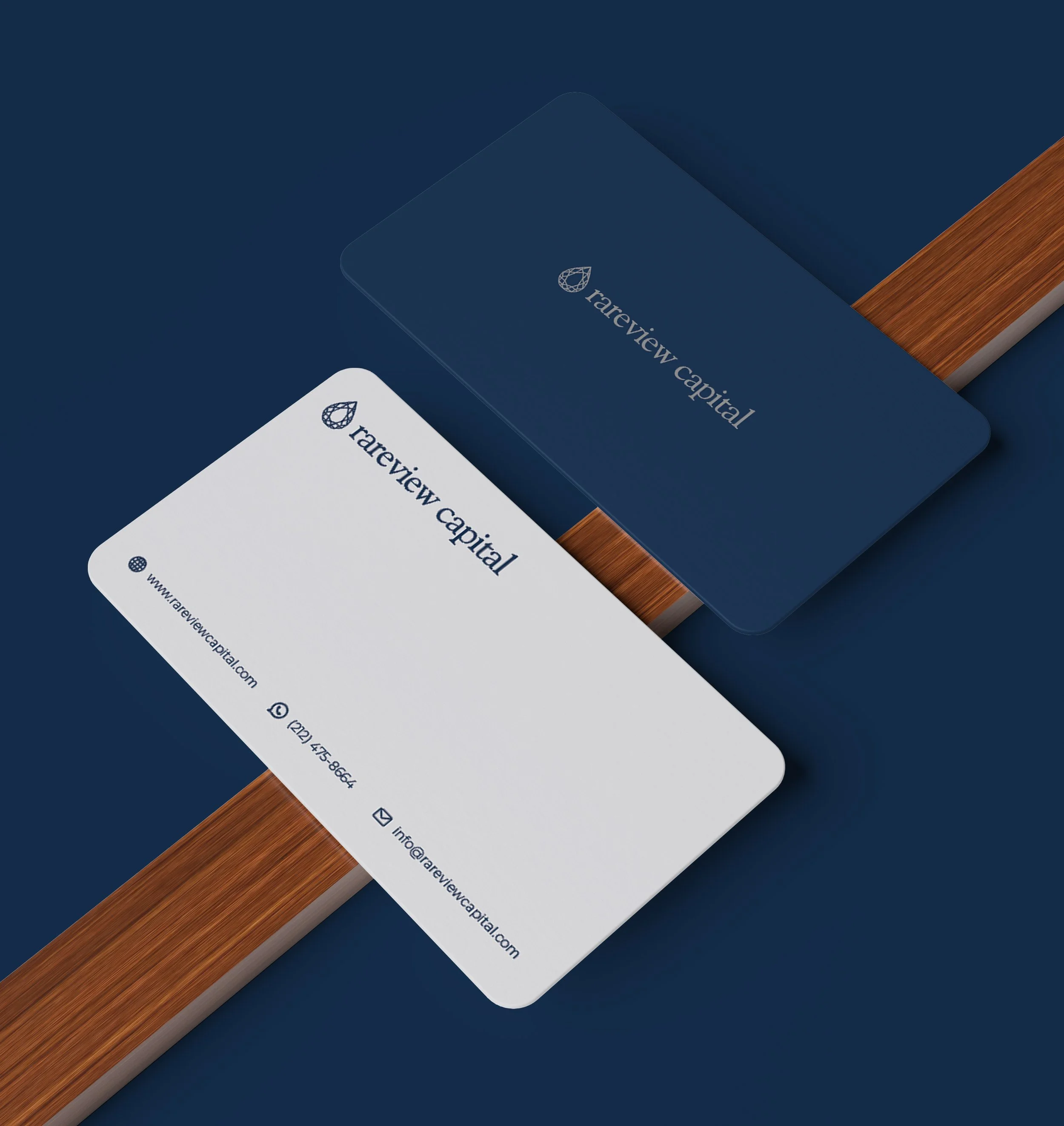 Cartão de visita com logotipo de uma gota d'água e texto 'rareview capital' em fundo azul, mostrando informações de contato em branco, e outro cartão parcialmente visível com o mesmo logo e texto.