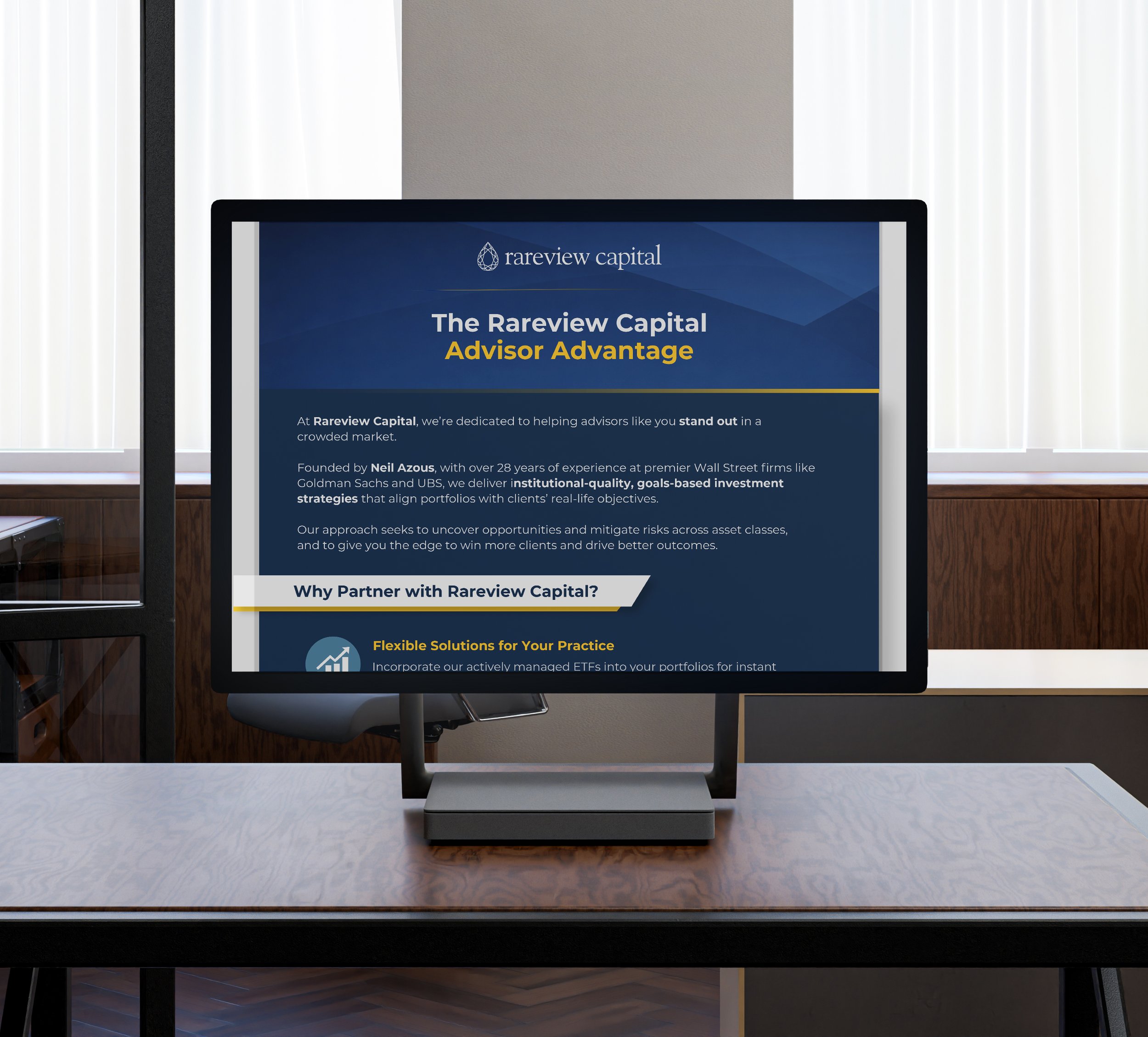 Tela de computador exibindo página de apresentação da Rareview Capital com títulos 'The Rareview Capital', 'Advisor Advantage' e texto explicativo, colocado sobre mesa de madeira com fundos de cortinas brancas.