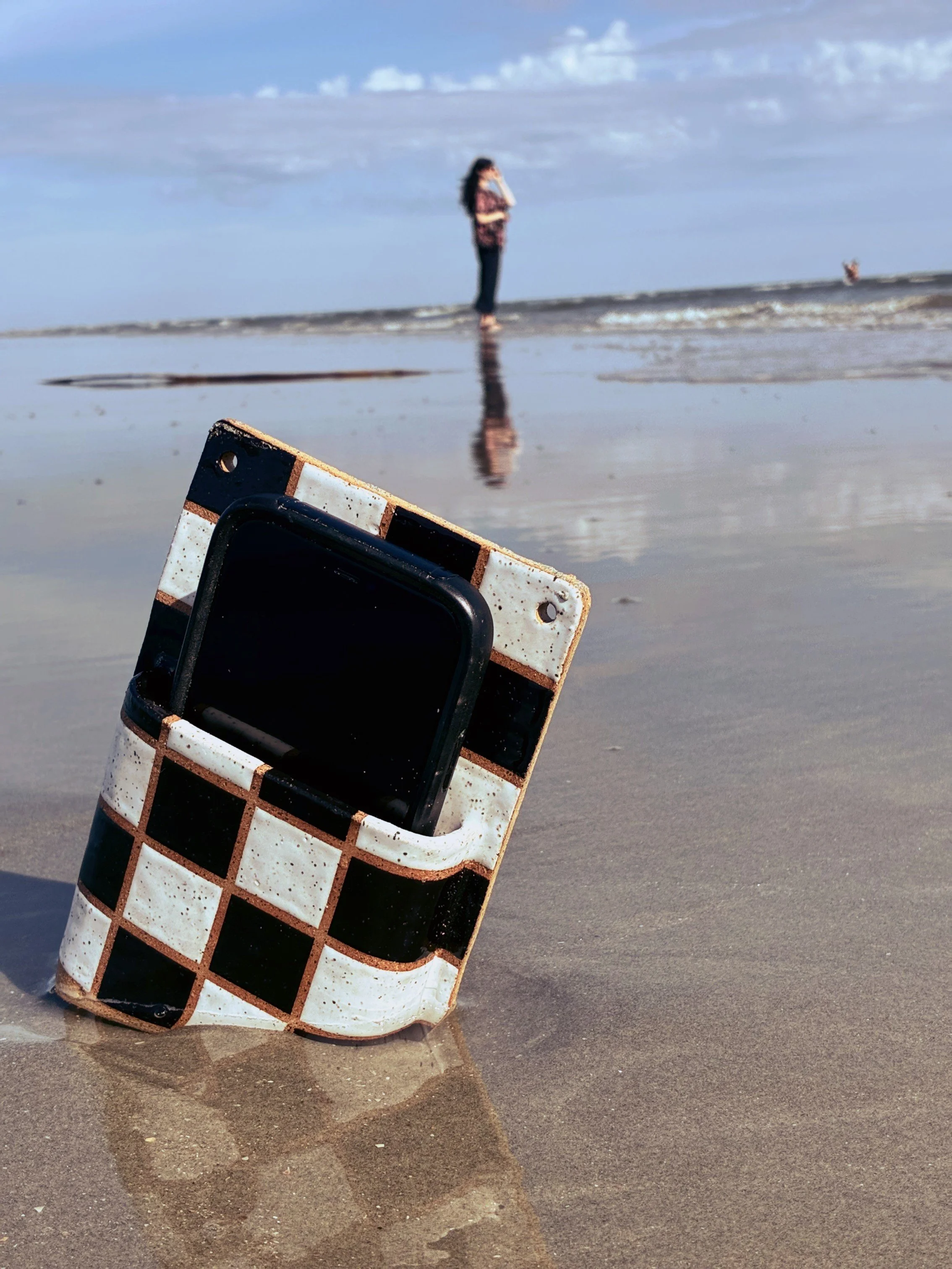 BLACK + WHITE CERAMIC PHONE HOLDER