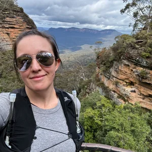 Runner at a clifftop lookout over the Jamison Valley