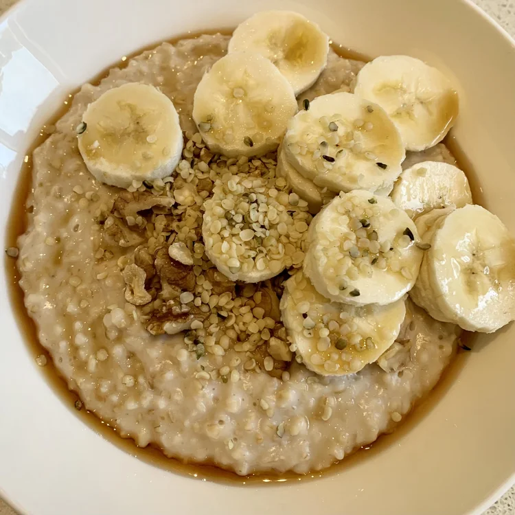 Porridge with banana, walnuts and hemp seeds