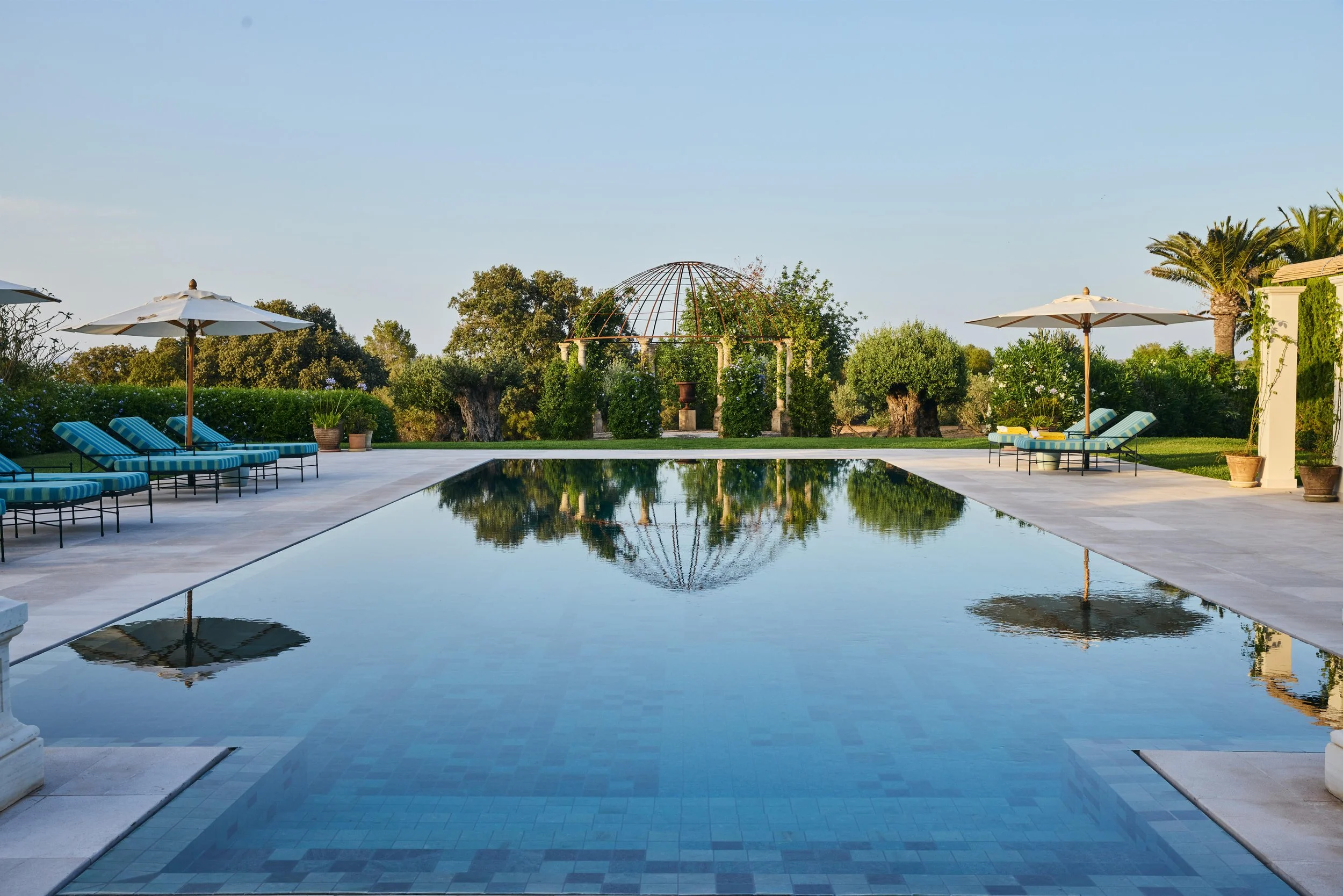 Home of Michael S. Smith in Majorca Photograph by Ricardo Labougle
Styling by Carolina Irving 