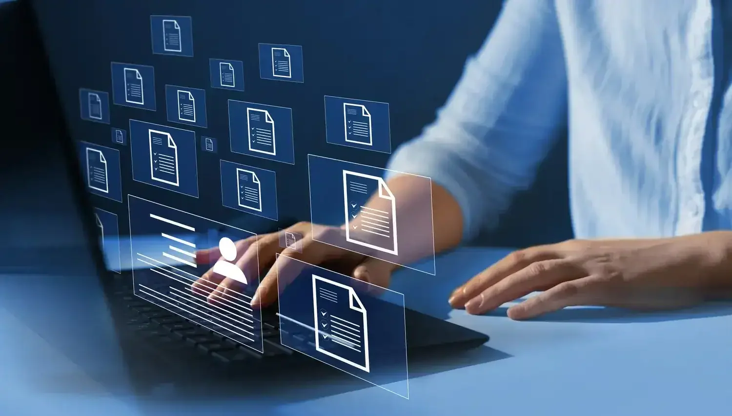 Bir kişinin elleri laptop klavyesine dokunuyor, holografik dosya simgeleri ve belgeler arasında dolaşıyor.