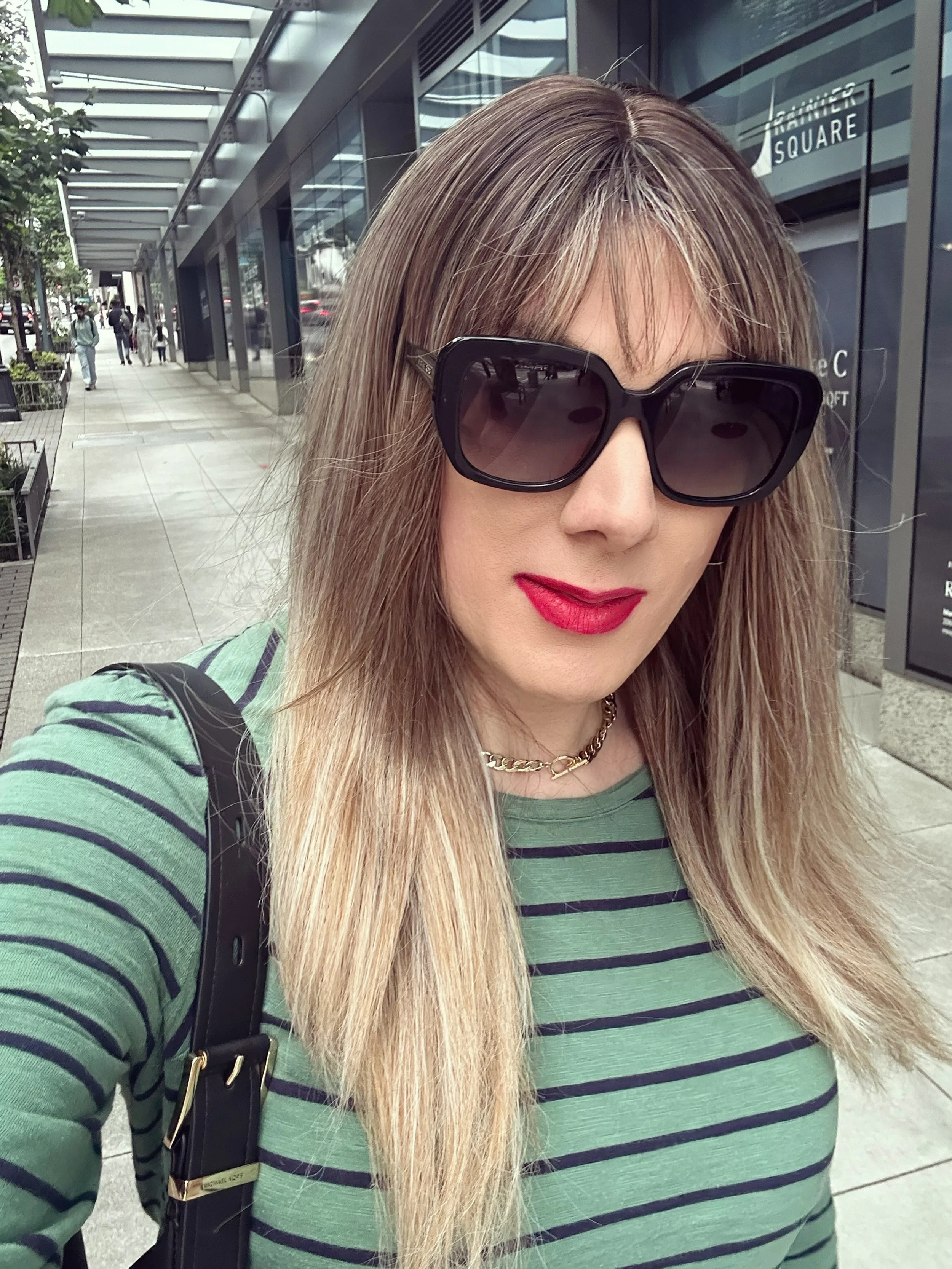 Productive week, finally surrendering and using my brand new Michael Kors Handbag I bought over a year ago to go with the fresh hair for a fresh style, and yes, I finally surrendered. 😂 The last little vestige of the old me has officially left the b