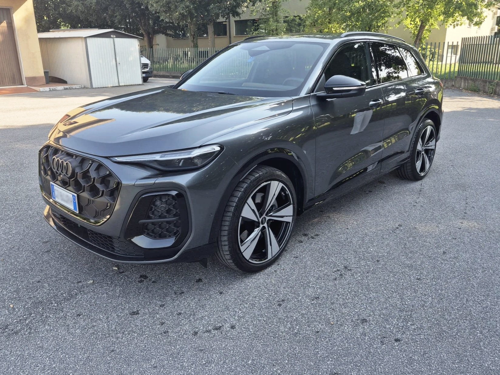Auto marca Audi Q5 parcheggiata Tifran