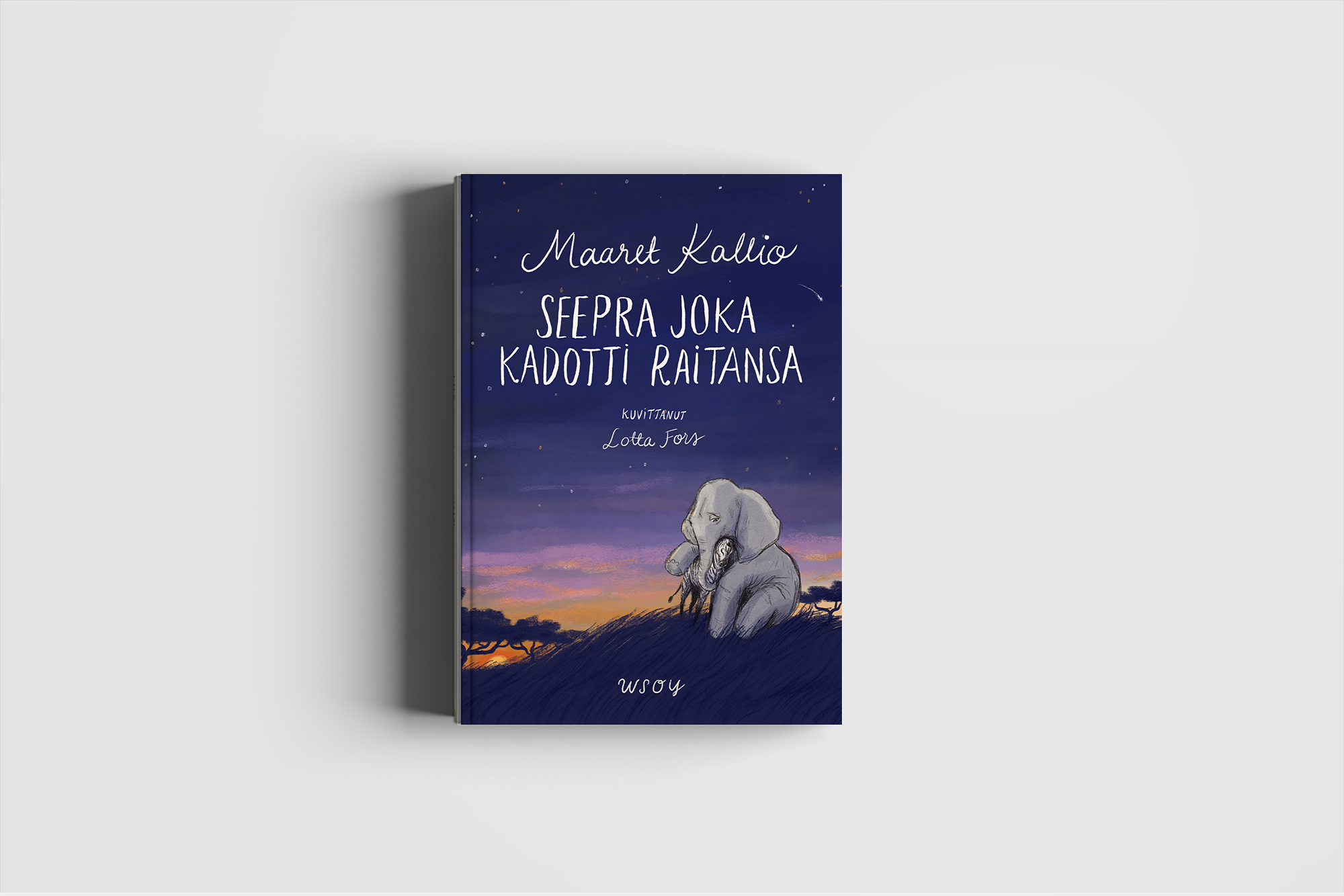 Kirja kansi, jossa on kuva nuoresta norsusta aavikolla auringon laskiessa
