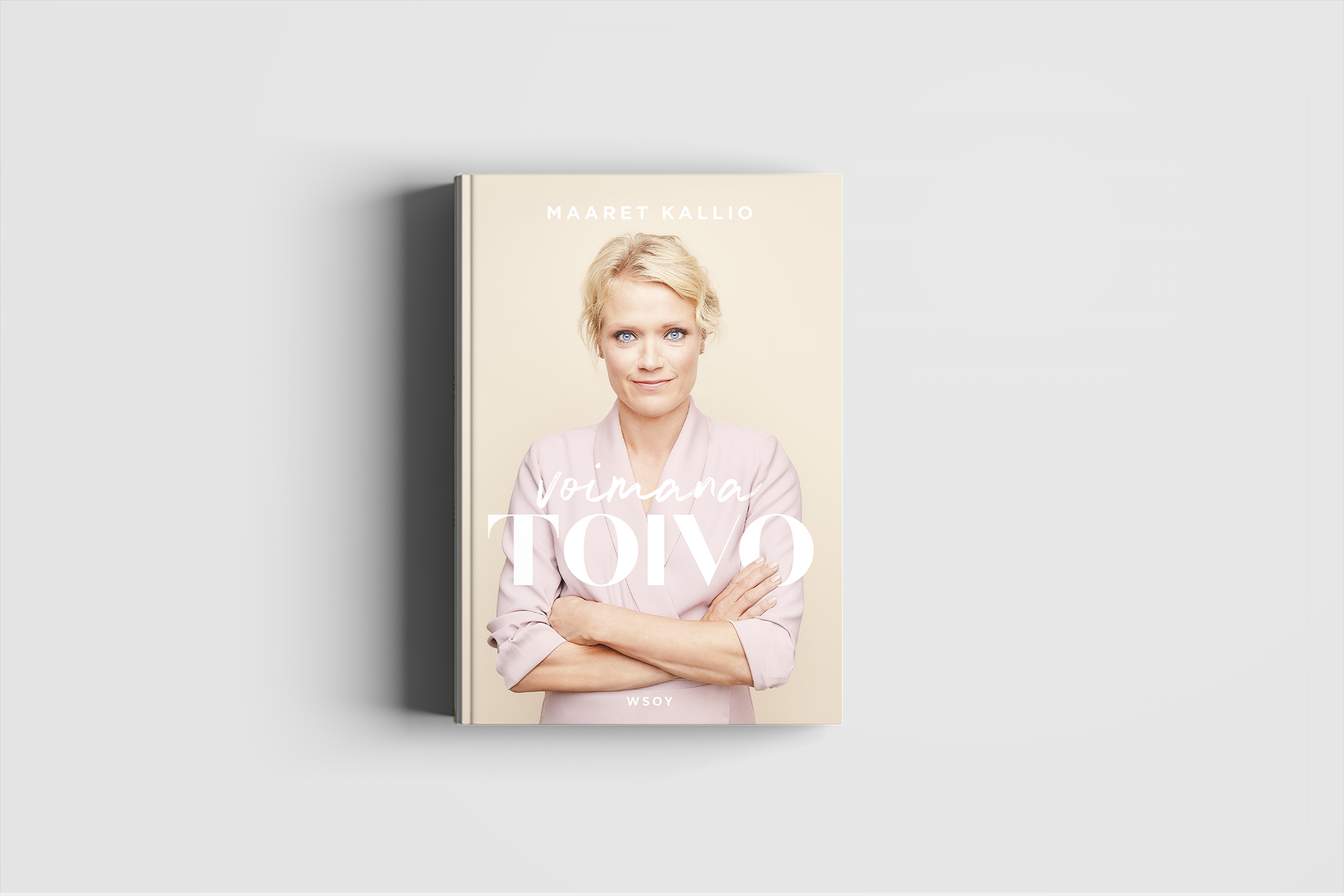 Kirja, jonka kansikuva on nainen hymyilevä ja ristiin käsivarsilla, ja otsikko "Voimana Tovo" sekä kirjailijan nimi Maaret Kallio.