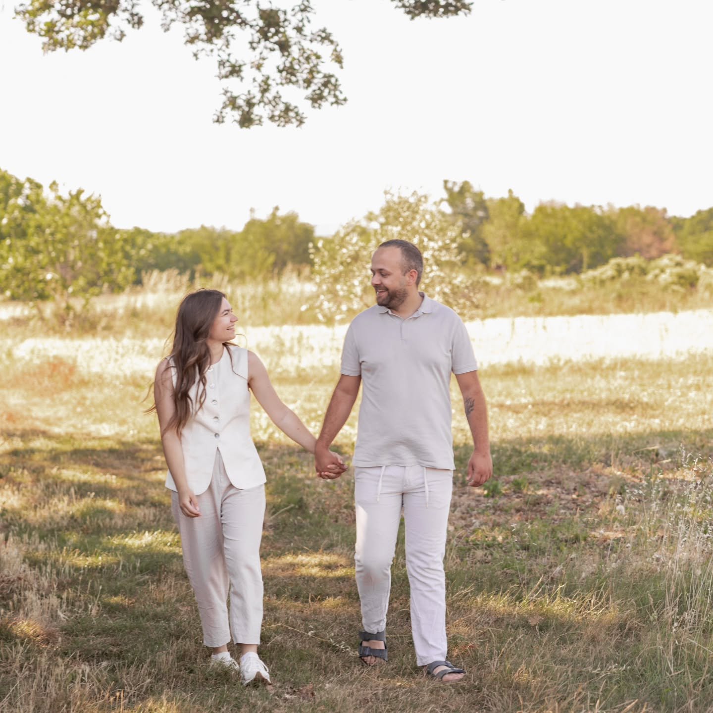 Love in the field 🍃💐 Od Promine do Kanade, dva svijeta spojena jednom ljubavlju. 🤍 Neke priče jednostavno su zapisane da se pronađu.✨

#couplephotosession #zarucnickofotografiranje #zaruke #fotograf #fotografiranjezaruka
(Fotograf, zaručničko foto