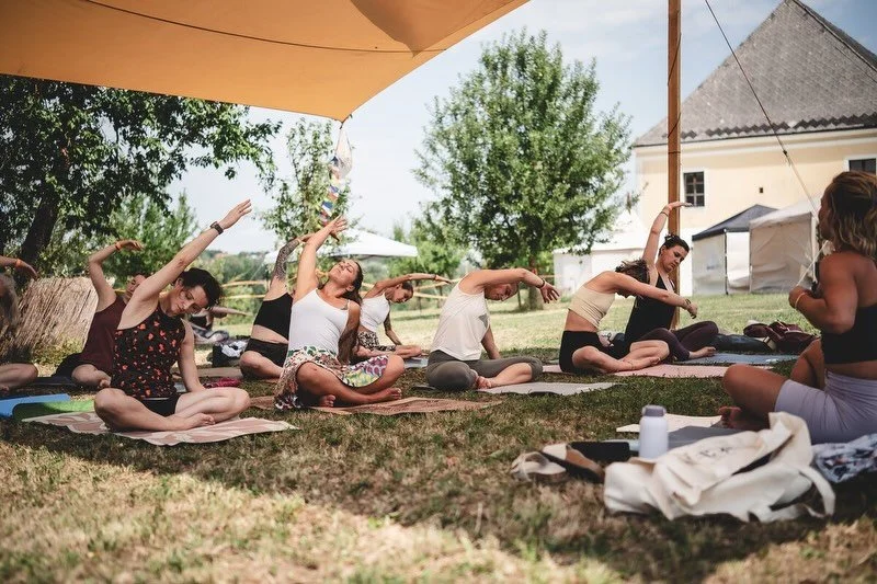 Jedes Jahr f&uuml;hlt sich das @happy.soul_festival f&uuml;r mich ein bisschen wie ein gro&szlig;es Familientreffen an. 

Ich treffe so viele bekannte Gesichter wieder &ndash; Yogis, wunderbare Kolleg:innen, Aussteller:innen, Musiker:innen und Mensch