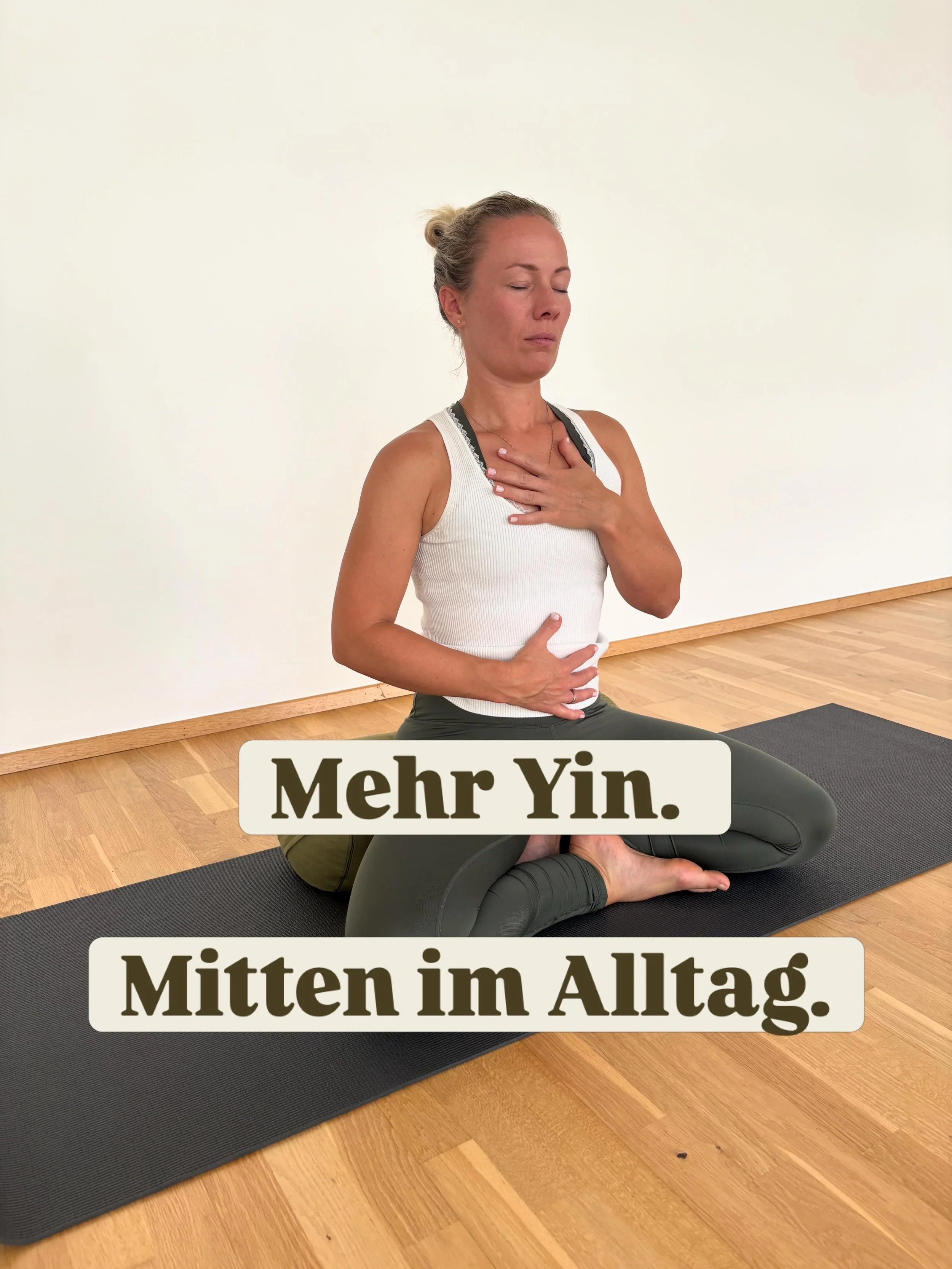 Yin muss nicht immer 60 Minuten auf der Yogamatte bedeuten. 

Manchmal sind es nur ein paar Sekunden.

Eine Hand auf deinem K&ouml;rper.
Ein bewusster Atemzug.
Ein Moment, in dem du inneh&auml;ltst und dich fragst:

Wie geht es mir gerade?
Was brauch