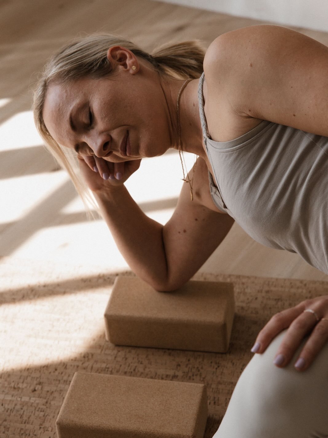 Du musst keine Yogalehrerin sein, um dir diese 3 Wochenenden im Herbst zu schenken. 

Vielleicht m&ouml;chtest du gar nicht unterrichten.
Vielleicht m&ouml;chtest du Yin Yoga einfach f&uuml;r dich selbst tiefer kennenlernen.

Drei Wochenenden im Herb