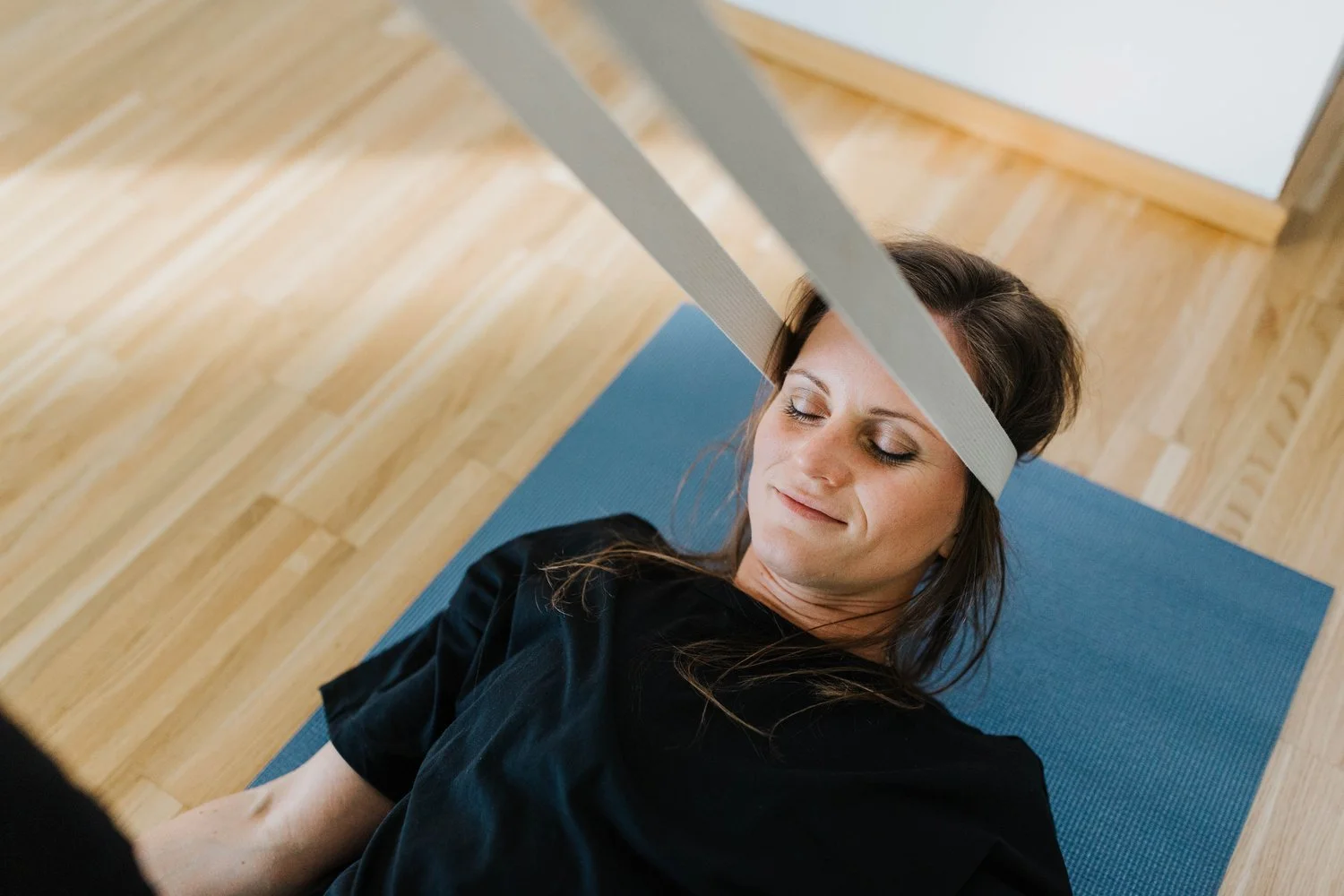 Frau macht Yoga im Raum